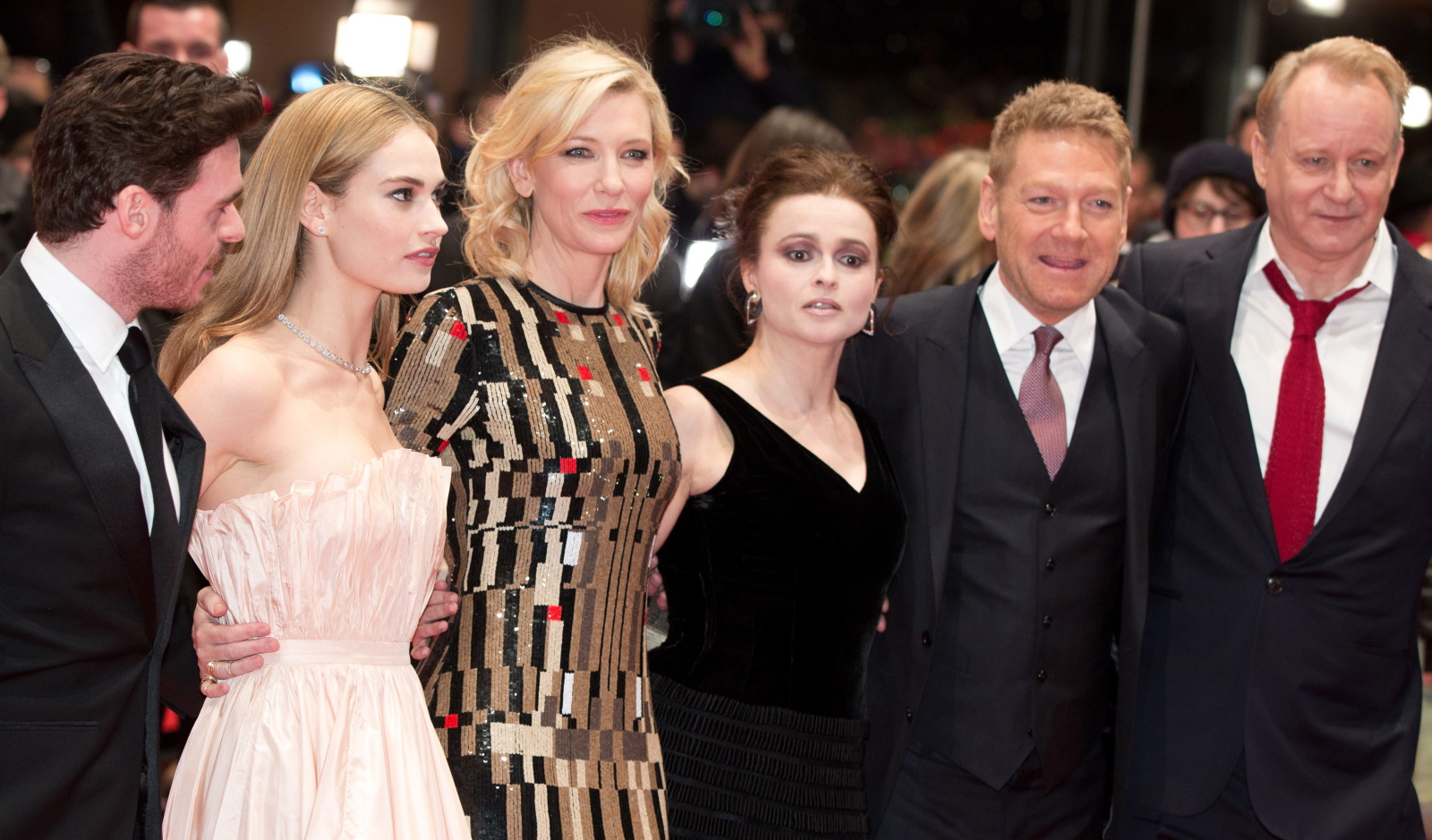 – W wielu wersjach tej historii Kopciuszek był pokazywany jako ofiara – mówi o swoim filmie Kenneth Branagh. – Tym razem widzimy dziewczynę, która nie czuje się jak ofiara. Ona jest panią swego losu, ma doborowe towarzystwo. Ona redefiniuje dobro. Sprawia, że widowisko staje się sexy, cool i zabawne