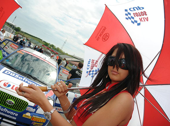 Na węgierskim torze Hungaroring z piskiem opon wystartowały Wyścigowe Samochodowe Mistrzostwa Polski. Pierwszym liderem Picanto Lotos Cup po wygraniu obu wyścigów, został Michał Kijanka. Zaś w cee’d Lotos Cup dwukrotnie zwyciężał Kamil Raczkowski.