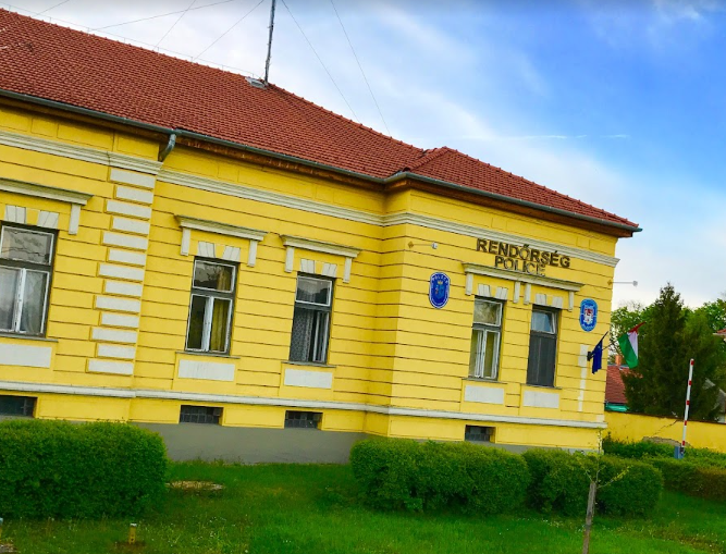 Dráma a Kalocsai Rendőrkapitányságon: rosszul lett és holtan esett a földre egy férfi