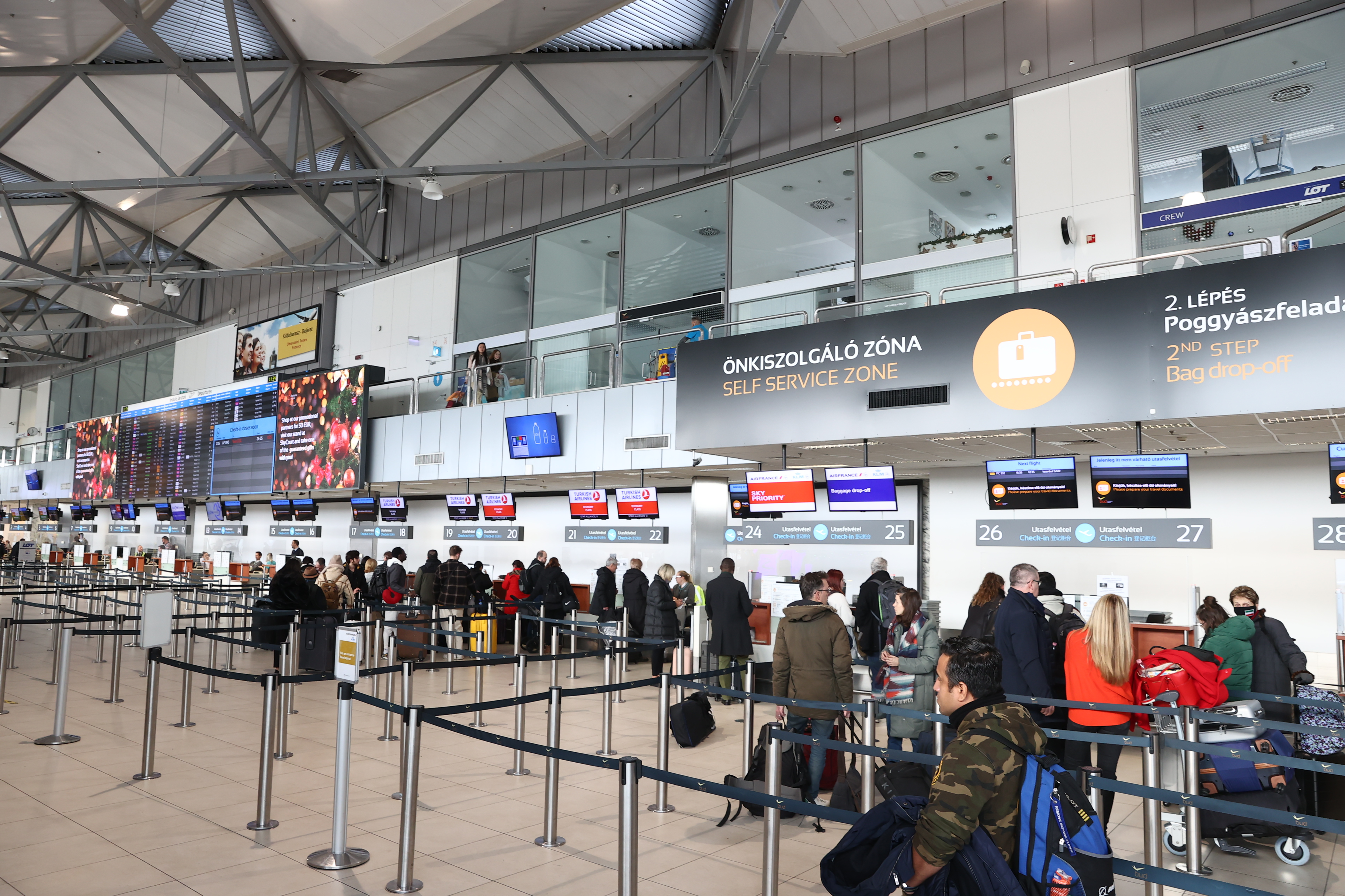 Ukrán anya-lánya páros támadt a rendőrökre a ferihegyi repülőtéren: két hét alatt bíróság elé állították őket