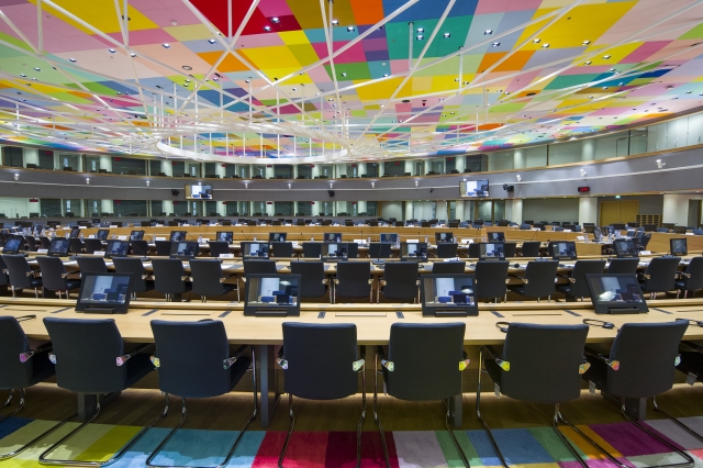 Sercem budowli jest sala obrad, gdzie spotykać się będą przywódcy państw Unii. Udekorowano ją kompozycjami w ciepłych pastelowych kolorach, projektu belgijskiego artysty Georgesa Meuranta. Kompozycje zdobią też dywany i sufity w innych pomieszczeniach, a także korytarze, windy i stołówkę. Jak tłumaczy architekt, kolory mają nadać ciepłą atmosferę miejscom spotkań, w trakcie których często rozwiązywane są najtrudniejsze problemy Unii Europejskiej.