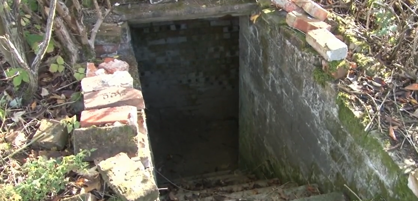 Elképesztő kínokat kellett átélnie a betonajtó alá szorul férfinak: három napig feküdt étlen-szomjan, amputálni kellett a lábait - videó