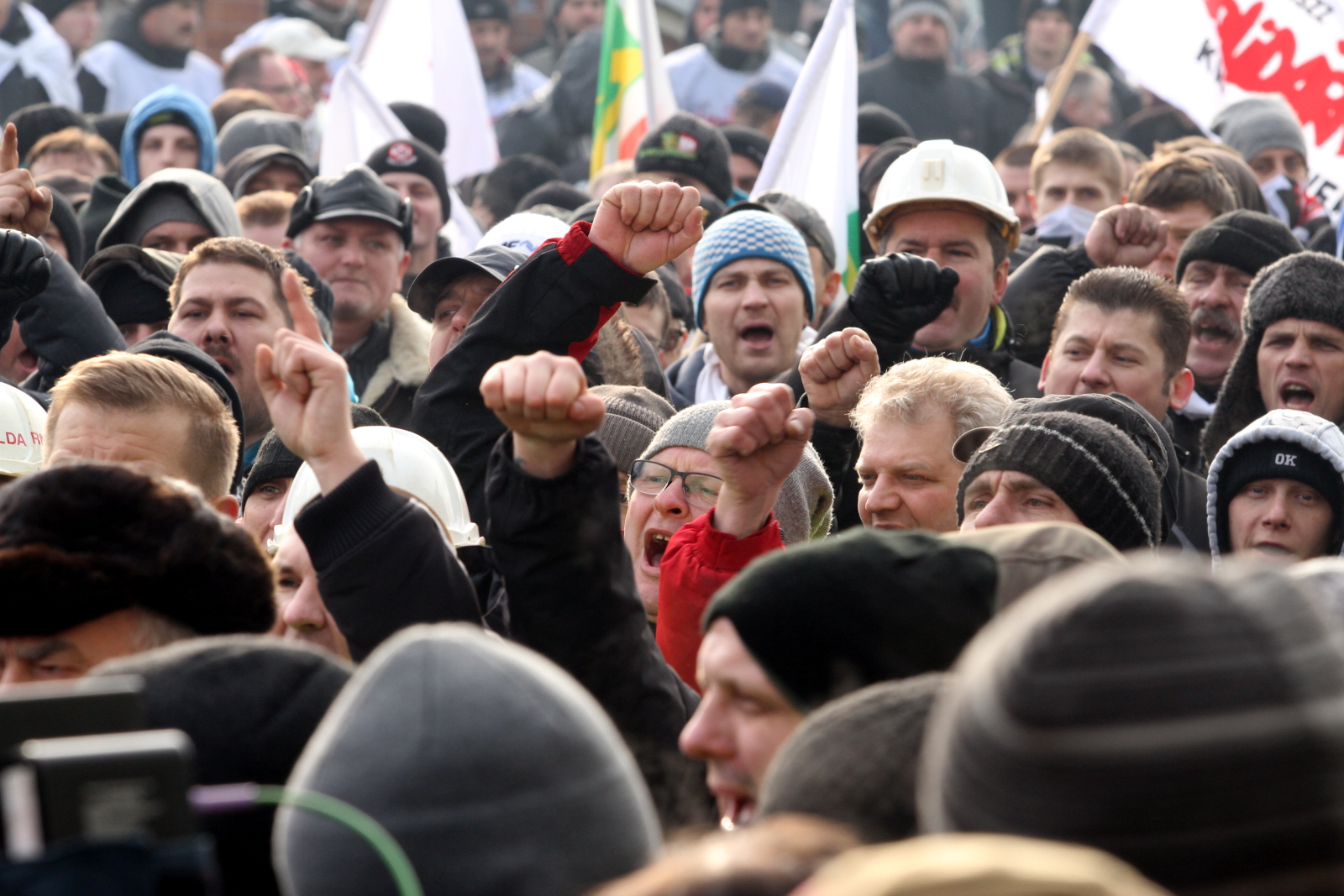 Do starć z demonstrującymi doszło też wczoraj wieczorem. Protestujący próbowali wedrzeć się do siedziby spółki. Związkowcy proszą jednak, by nie utożsamiać zajść z ich akcją protestacyjną. Górnicy we wszystkich zakładach wydobywczych JSW rozpoczęli strajk pod ziemią. WIĘCEJ NA TEN TEMAT>>>