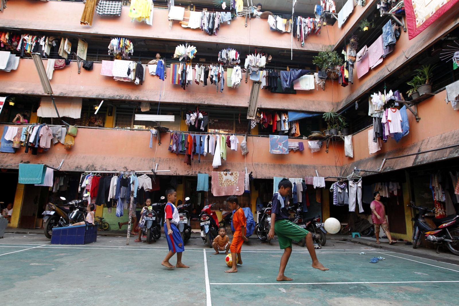 Mali piłkarze ze slumsów Dżakarty