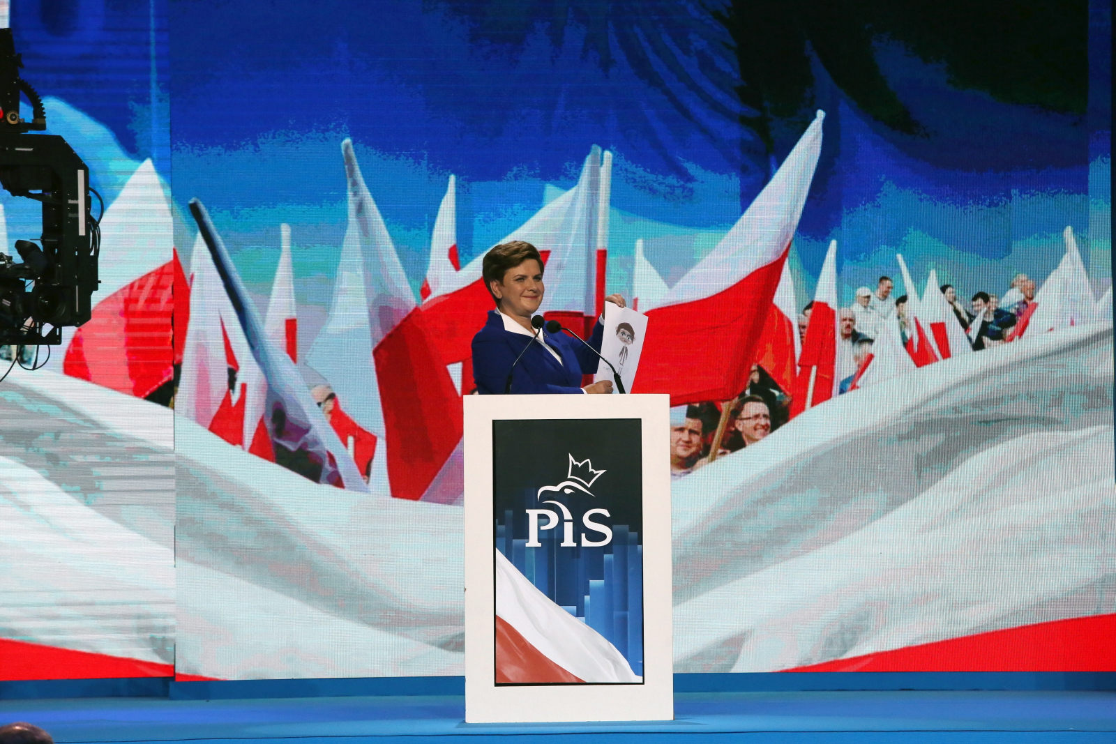 Konkretny program partii przedstawiła Beata Szydło. Podkreślając, że PiS chce pomóc rolnikom, powiedziała o przygotowanych dla nich dwóch ustawach. Pierwsza dotyczy poszerzenia zakresu ubezpieczeń. Druga ustawa uniemożliwi zaś wyprzedaż polskiej ziemi rolnej.