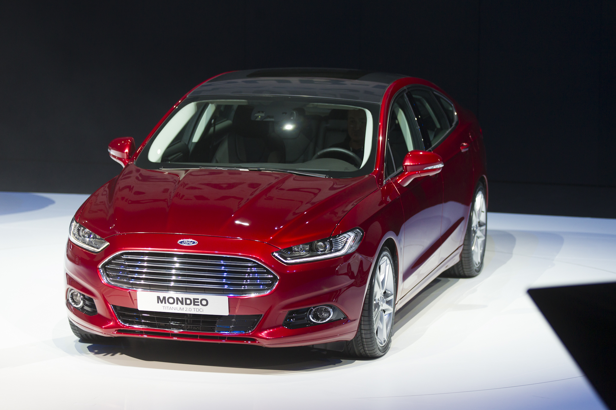 Najtańszy nowy ford mondeo - wersja ambiente plus z turbobenzynowym silnikiem 1.5 EcoBoost/160 KM - kosztuje od 89 tys. zł (kombi - od 93 tys. zł). Podstawowy nowy volkswagen passat to model napędzany jednostką 1.4 TSI/125 KM - cena od 90 790 zł za wersję limousine i 95 190 zł za kombi. Ceny mondeo z silnikiem wysokoprężnym rozpoczynają się od 95 500 zł za auto z dieslem 1.6 TDCi/115 KM. Najdroższa odmiana została wyceniona na 128 tys. zł - najbogatsza wersja titanium jest wyposażona w 180-konny silnik 2.0 TDCi i automat powershift. Hybrdowe mondeo to wydatek przynajmniej 122 tys. zł.