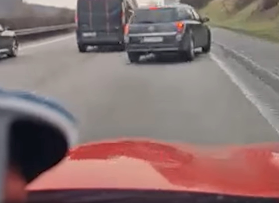 Rémisztő felvétel: totál részegen, eszeveszetten cikázott az M1-es autópályán egy sofőr