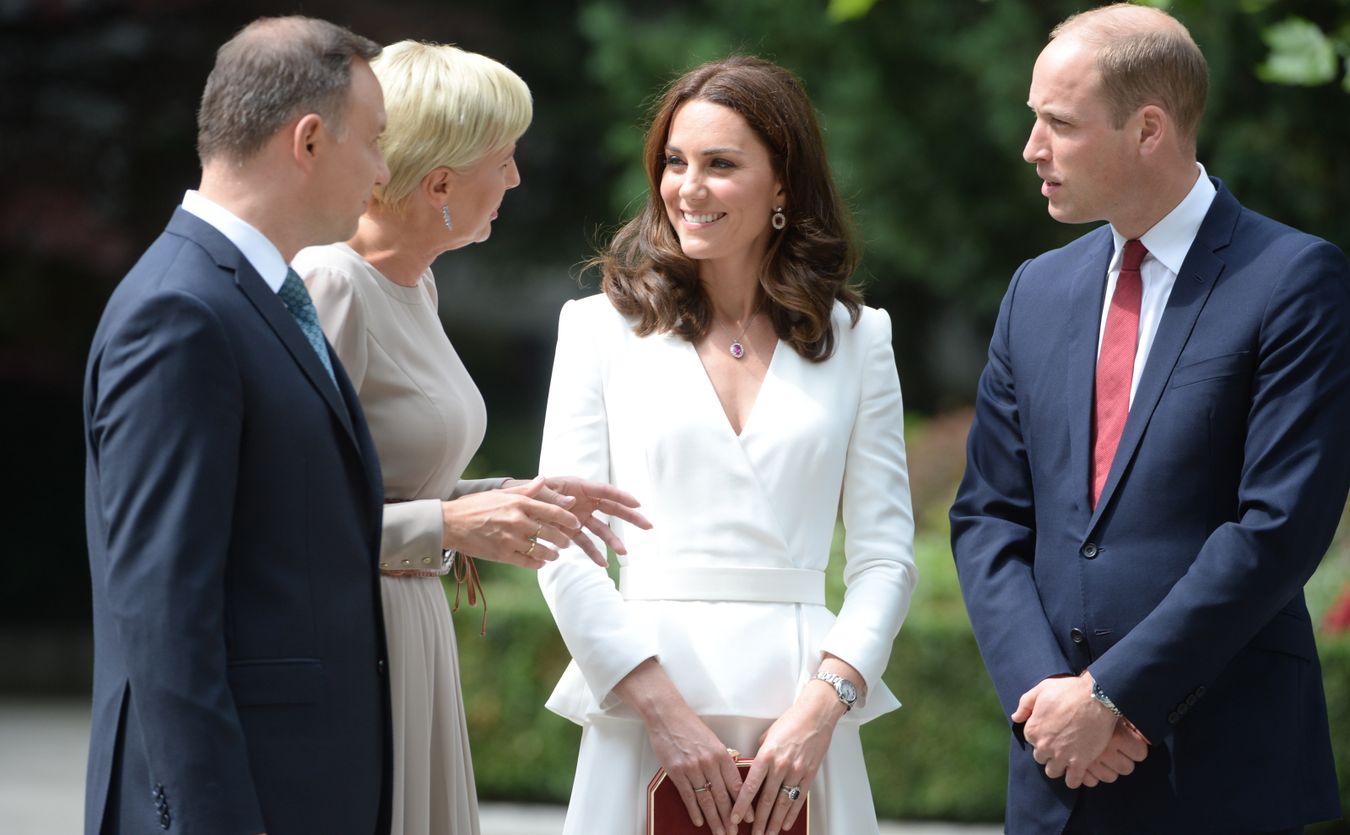 Para prezydencka pożegnała parę książęcą o godz. 15.15. Następnie zaplanowano spacer po Krakowskim Przedmieściu - William i Kate przejdą od Pałacu Prezydenckiego pod pomnik Adama Mickiewicza.