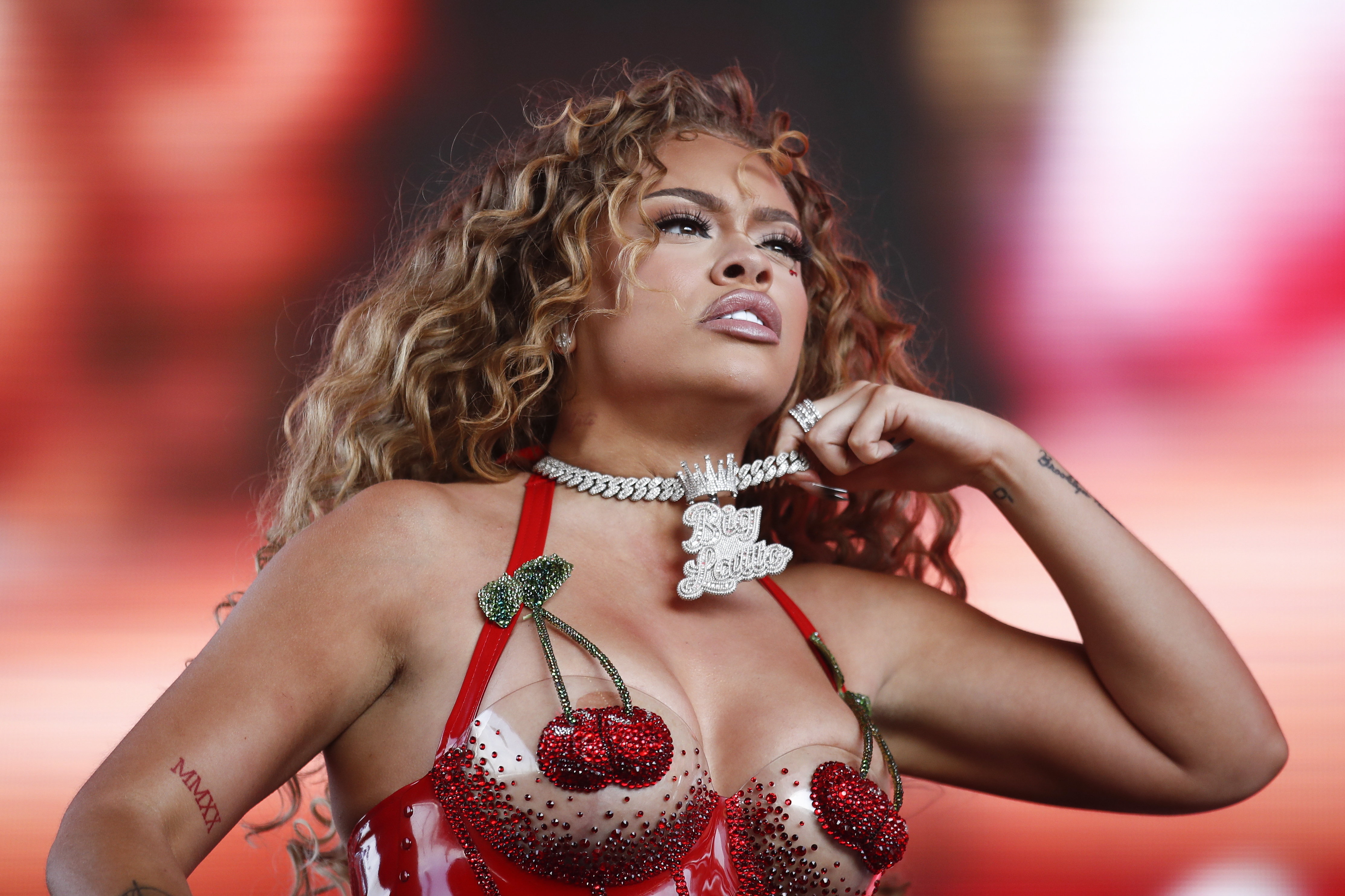 Strasszokkal kirakott cseresznyék takarták a tökéletes melleket: íme, a Coachella második hétvégéje képekben - fotók