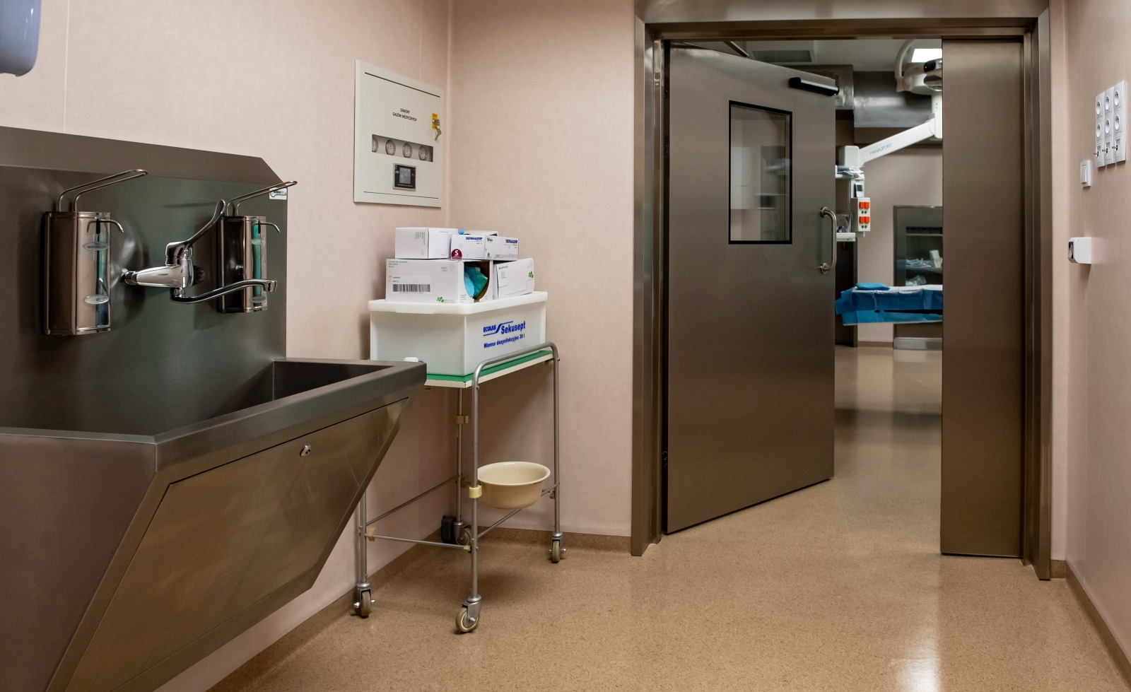 <i>- Zapewniamy tu kompleksową opiekę, najwyższej klasy specjalistów i sprzęt medyczny. W momencie dotarcia takiego dziecka do nas, poddajemy go pełnej diagnostyce. Nie ma konieczności przewożenia go do innej jednostki, wszystko jest na miejscu</i> - powiedział dziennikarzom dyrektor Uniwersyteckiego Szpitala Dziecięcego w Lublinie Jerzy Szarecki