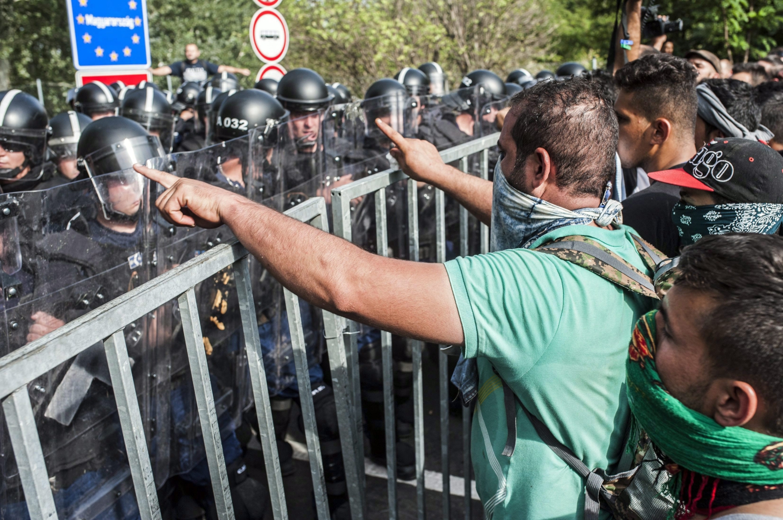 Kilka minut po 15:00 kilkuset imigrantów pozostających po serbskiej stronie granicy zaczęło forsować węgierski płot, który uniemożliwiał im przedostanie się na drugą stronę.