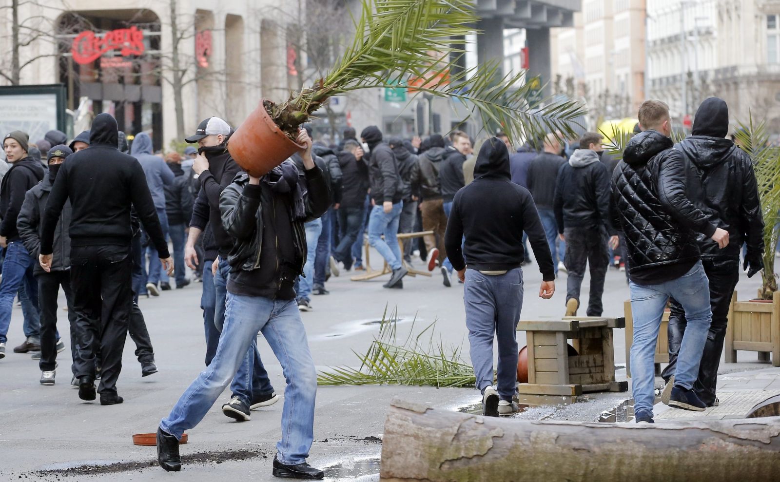 BBC podaje, że policja interweniowała, gdyż niektórzy demonstranci zaczepiali muzułmanki w tłumie i wykonywali hitlerowskie pozdrowienia. Agencja AFP pisze, że ubrani na czarno nacjonaliści wykrzykiwali: <B><I>