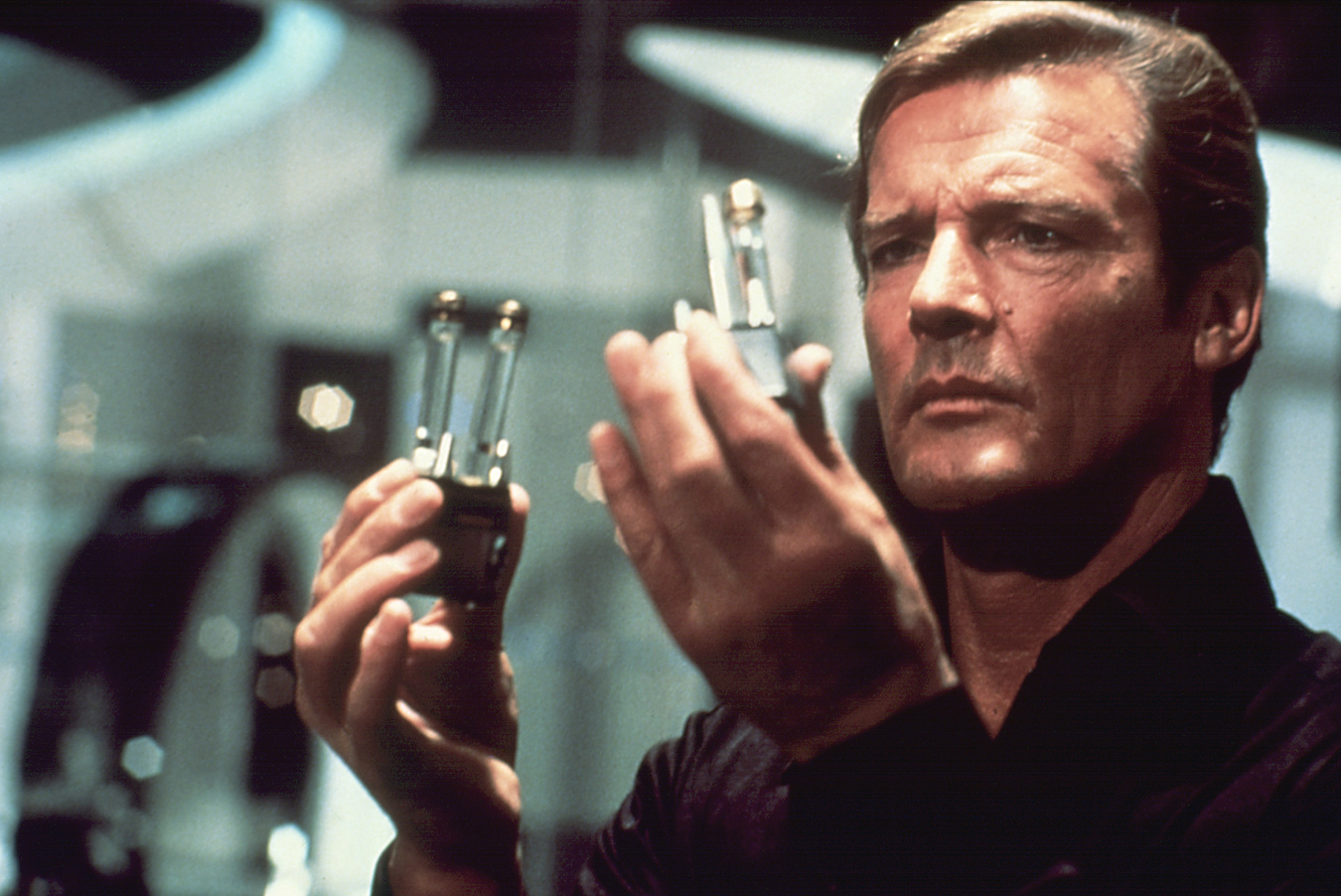 Roger Moore przed trudnym zadaniem – musi uniemożliwić szalonemu bogaczowi, Hugo Draksowi zniszczenie ludzkości i zastąpienie jej potomkami