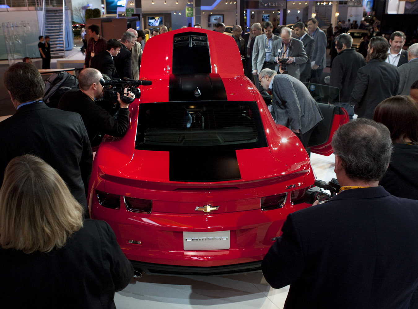 Oto chevrolet camaro ZL1 - amerykańska maszyna do produkcji adrenaliny i palenia opon; zadebiutowała podczas salonu samochodowego w Chicago. Dzięki doładowanemu silnikowi V8, o mocy 550 KM, model camaro ZL1 będzie najszybszym modelem w rodzinie camaro, jaki kiedykolwiek znalazł się w ofercie marki Chevrolet.