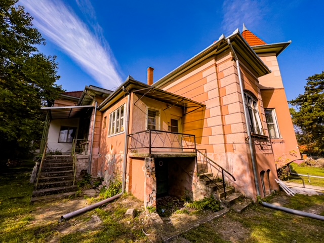 Megdöbbentő összegért vették meg, mégis romokban áll a Família KFT egykori otthona - fényt derítettünk a villa titkára - fotók