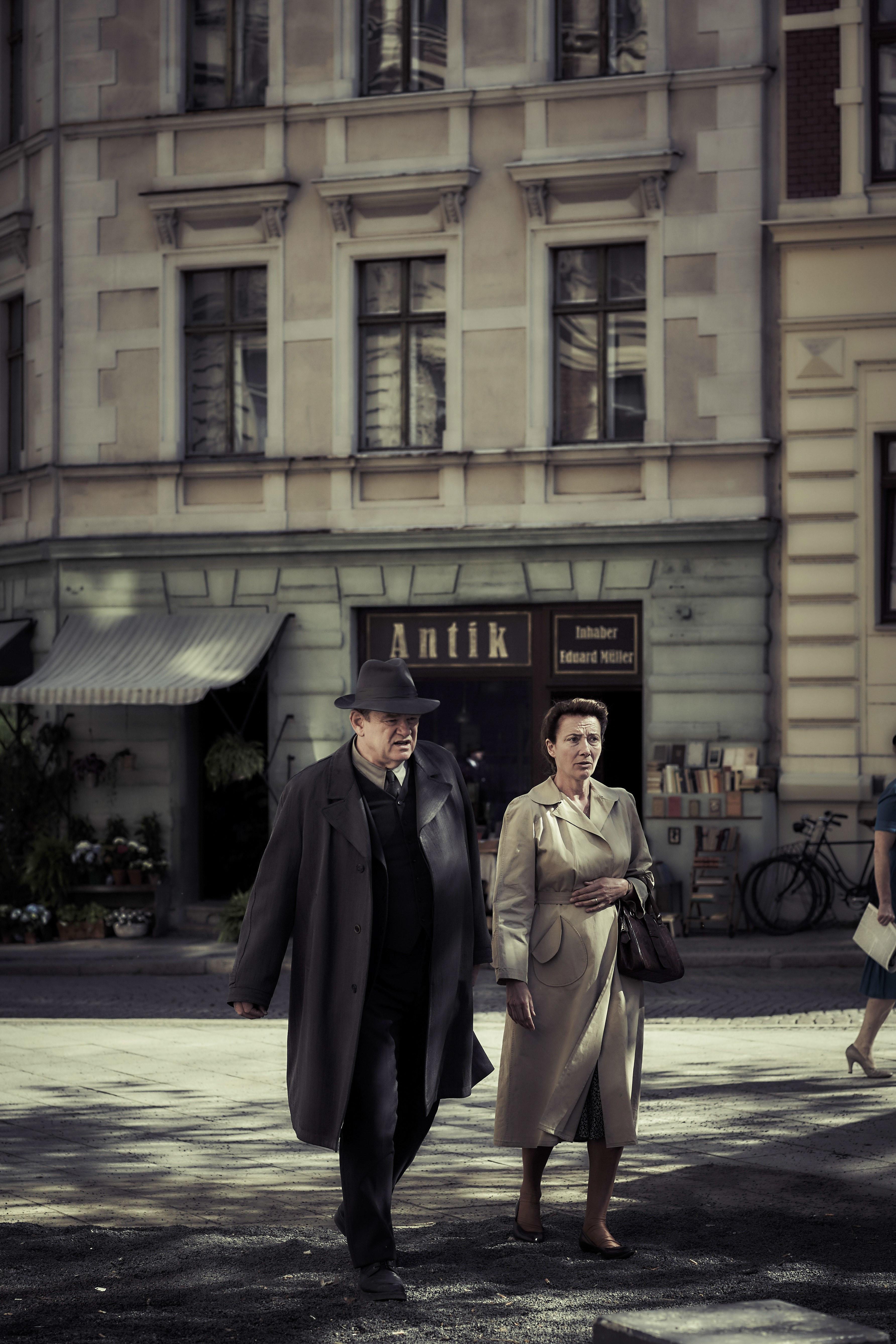 Emma Thompson i Brendan Gleeson jako Elise i Otto Hampelowie w filmie „Alone in Berlin” (2016)