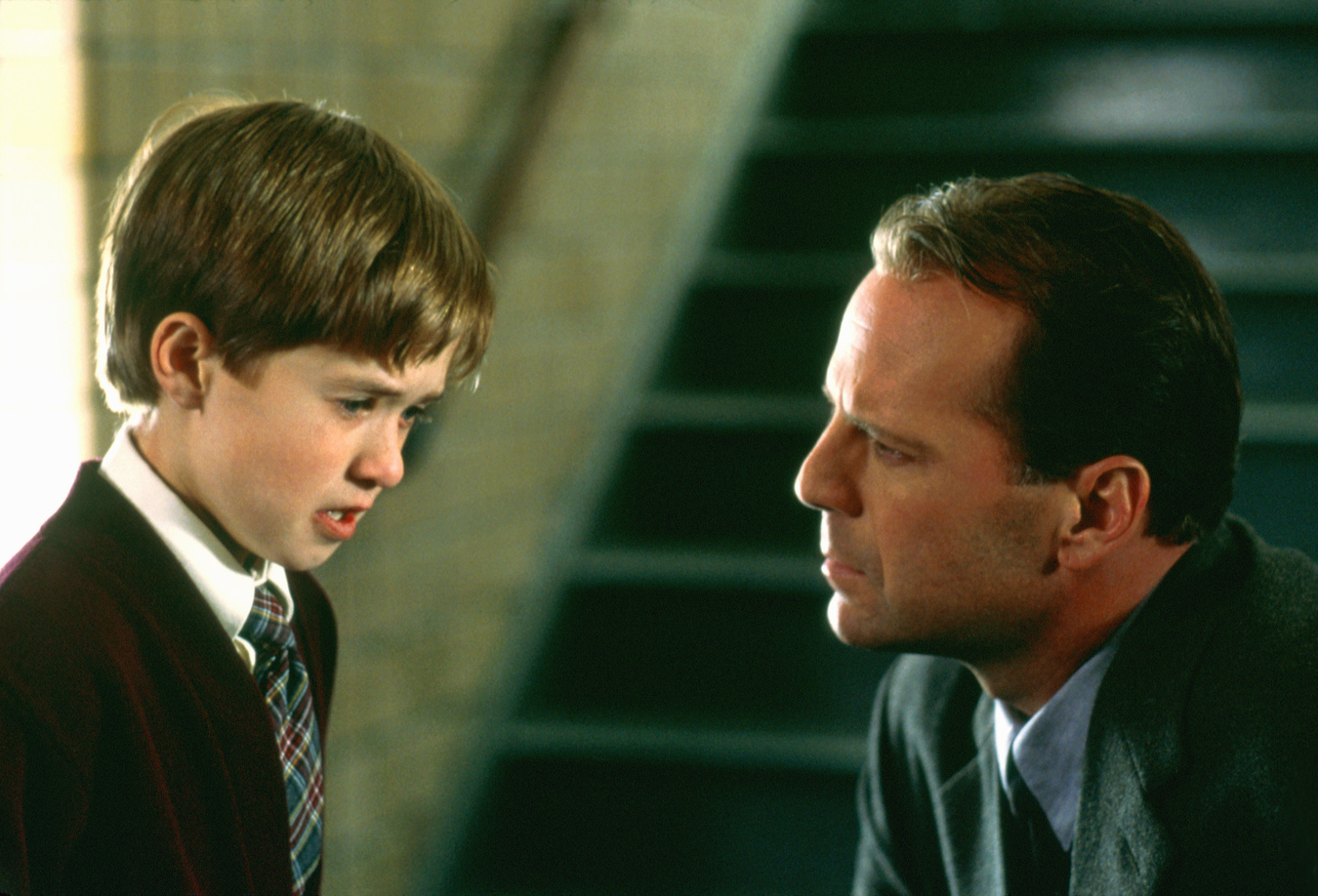 Haley Joel Osment i Bruce Willis w filmie