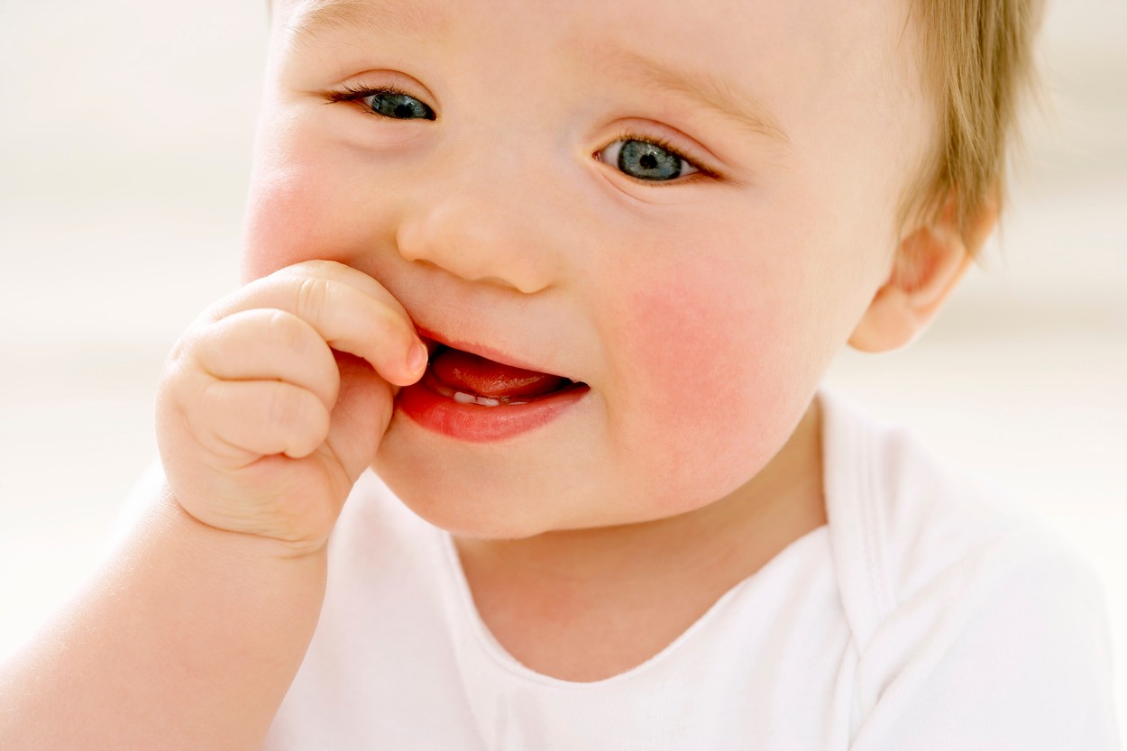 Первый молочный зуб у ребенка