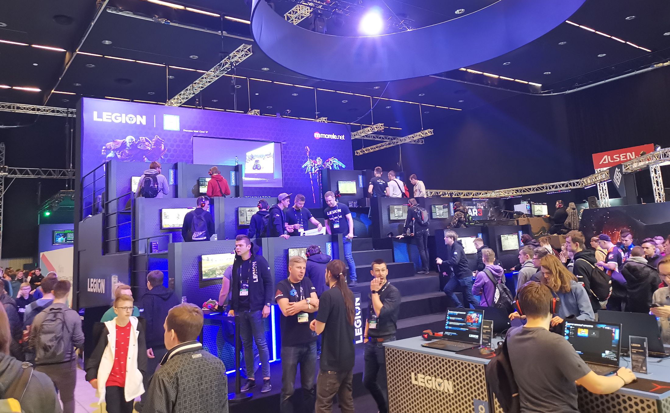W hali Expo nie mogło też zabraknąć gamingowej serii sprzętu Lenovo czyli Legion.