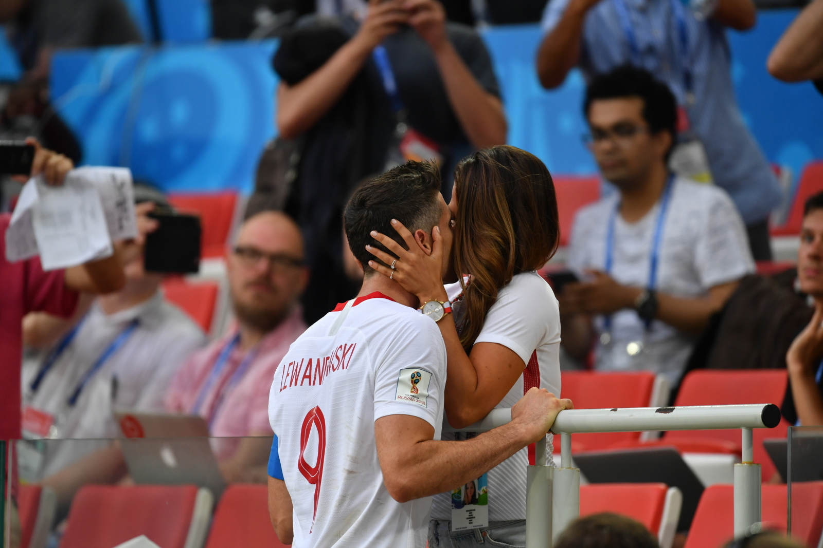 Kapitan reprezentacji Polski Robert Lewandowski (L) z żoną Anną (P) po meczu z Senegalem