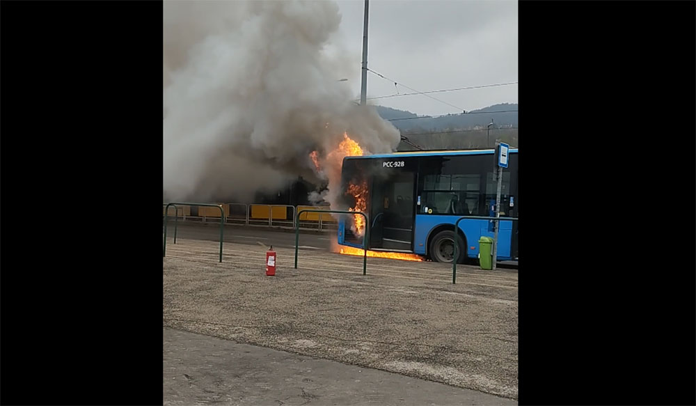 Lángra kapott egy BKV-busz a Bécsi úton - videó