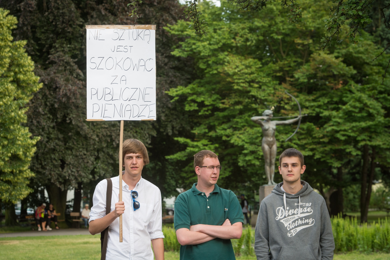 Protest środowisk narodowo-prawicowych przed Teatrem Polskim w Bydgoszczy, gdzie odbył się pokaz filmowy rejestracji spektaklu