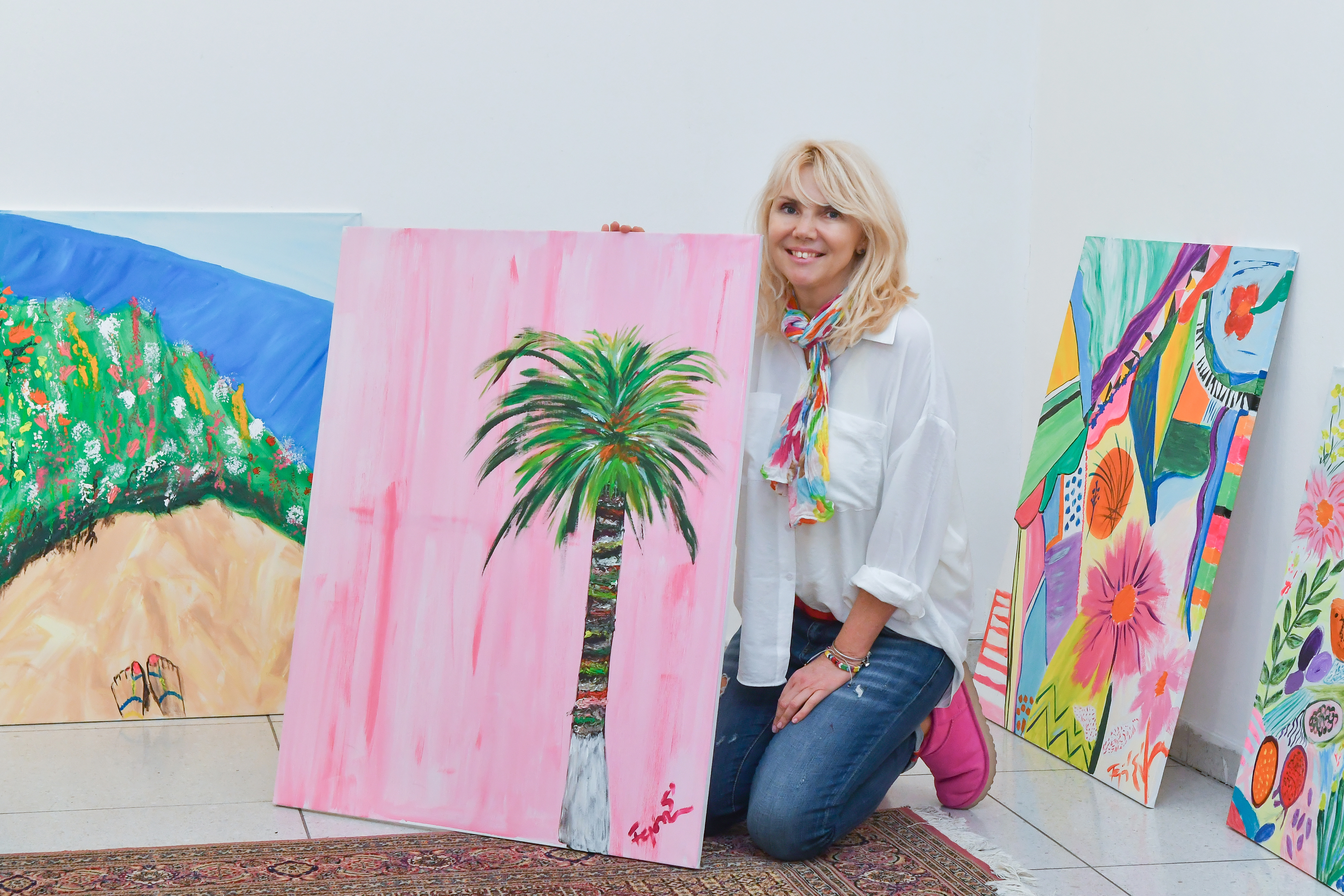 Kiállításra készül az ország kedvenc írónője: íme, néhány a különleges képeiből - fotók