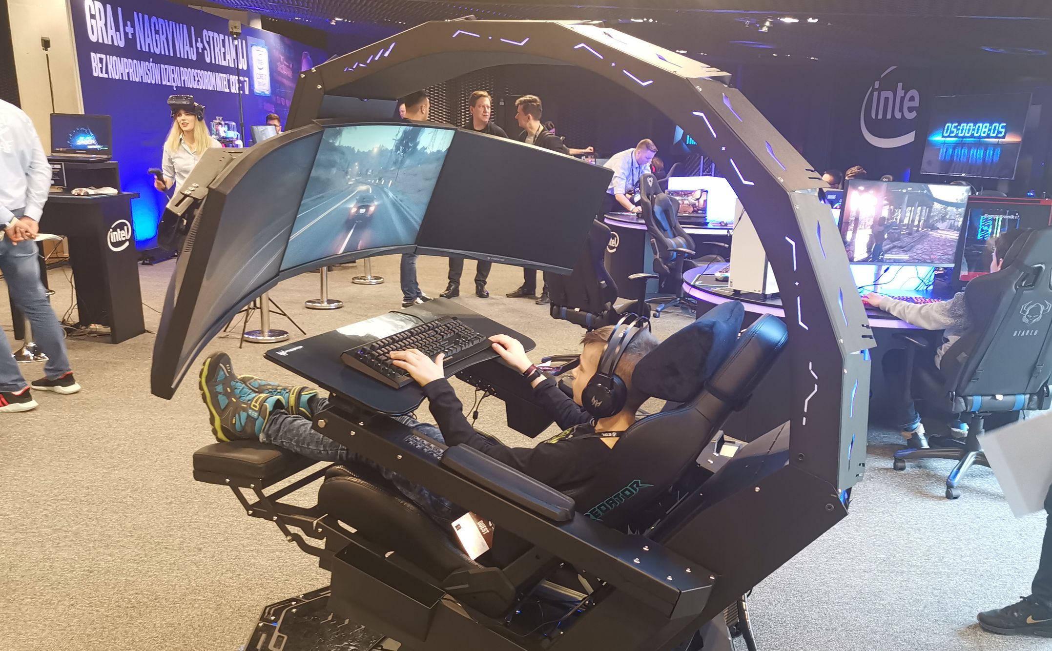 Na swoim stoisku Intel prezentował nowe sposoby na grę. Na zdjęciu fotel na siłownikach, w który wbudowano mocny komputer Acera serii Predator i podłączono go do trzech monitorów.