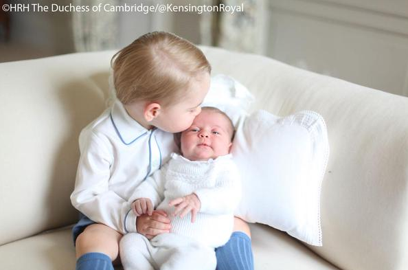 Pałac Kensington opublikował na Twitterze cztery zdjęcia księcia Jerzego z nowo narodzoną siostrą- księżniczką Charlotte