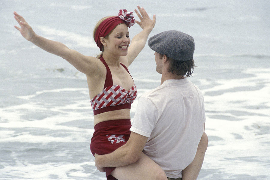 Reżyser zdradził, że Ryan Gosling i Rachel McAdams nie przypadli sobie do gustu. Urodzeni pod nieszczęśliwą gwiazdą filmowi kochankowie, nie dogadywali się zbyt dobrze poza kamerą. Nick Cassavetes wyjawił stacji VH1, że McAdams wyprowadzała Goslinga z równowagi, a ten zażądał nawet zmiany aktorki grającą postać Allie