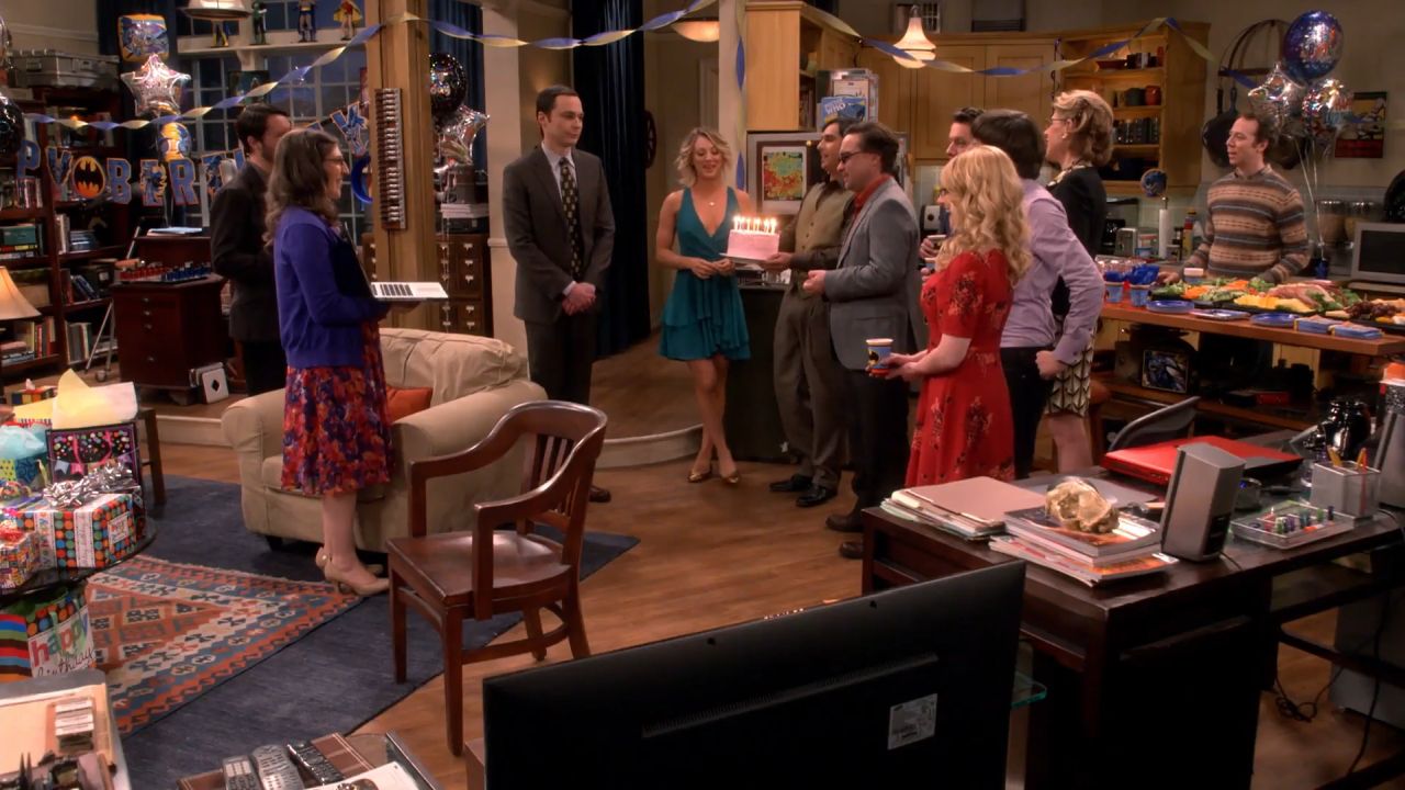 Így bulizik együtt Sheldon Cooper a Jóbarátokkal