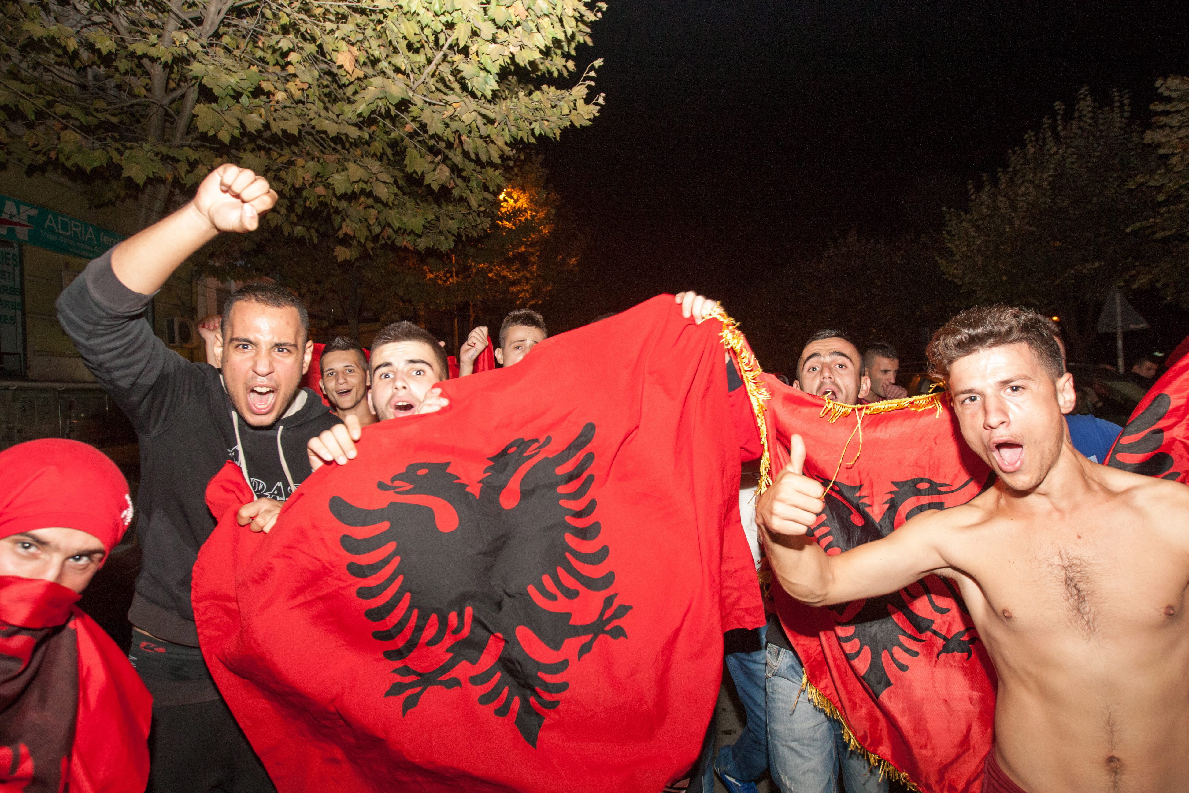 Skandal na meczu w Belgradzie. Zdalnie sterowany obiekt latający z flagą wywołał awanturę