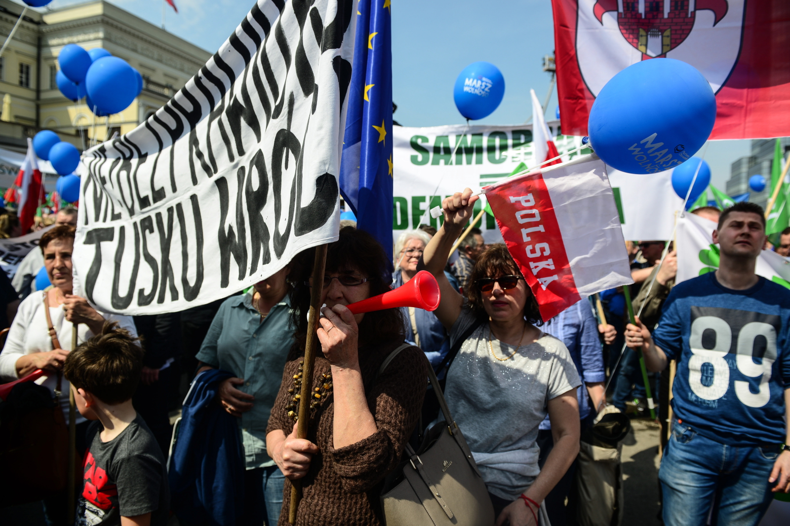 Na koniec wystąpień na Placu Konstytucji zagrano Marsyliankę, hymn Francji, gdzie w niedzielę odbędzie się II tura wyborów prezydenckich. Schetyna życzył Francji, by wybrała Europę. Do francuskiego, niedzielnego starcia nawiązywał też w swym przemówieniu Petru. Według sondaży, faworytem II tury wyborów jest centrysta Emmanuel Macron. To właśnie jemu kibicują m.in. politycy PO i PSL.