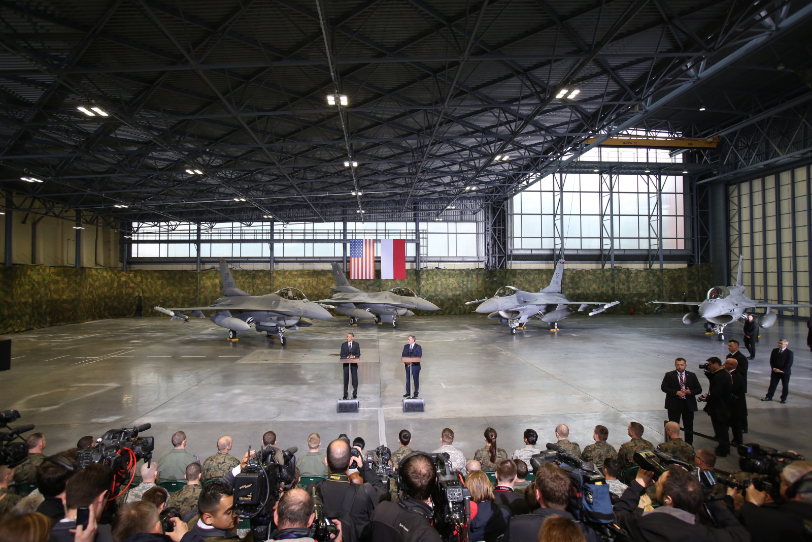 Prezydent Komorowski dziękował Obamie za braterstwo broni, które jak mówił, trwa już od XVIII wieku. Za plecami obu prezydentów widać było amerykańskie myśliwce F-16.