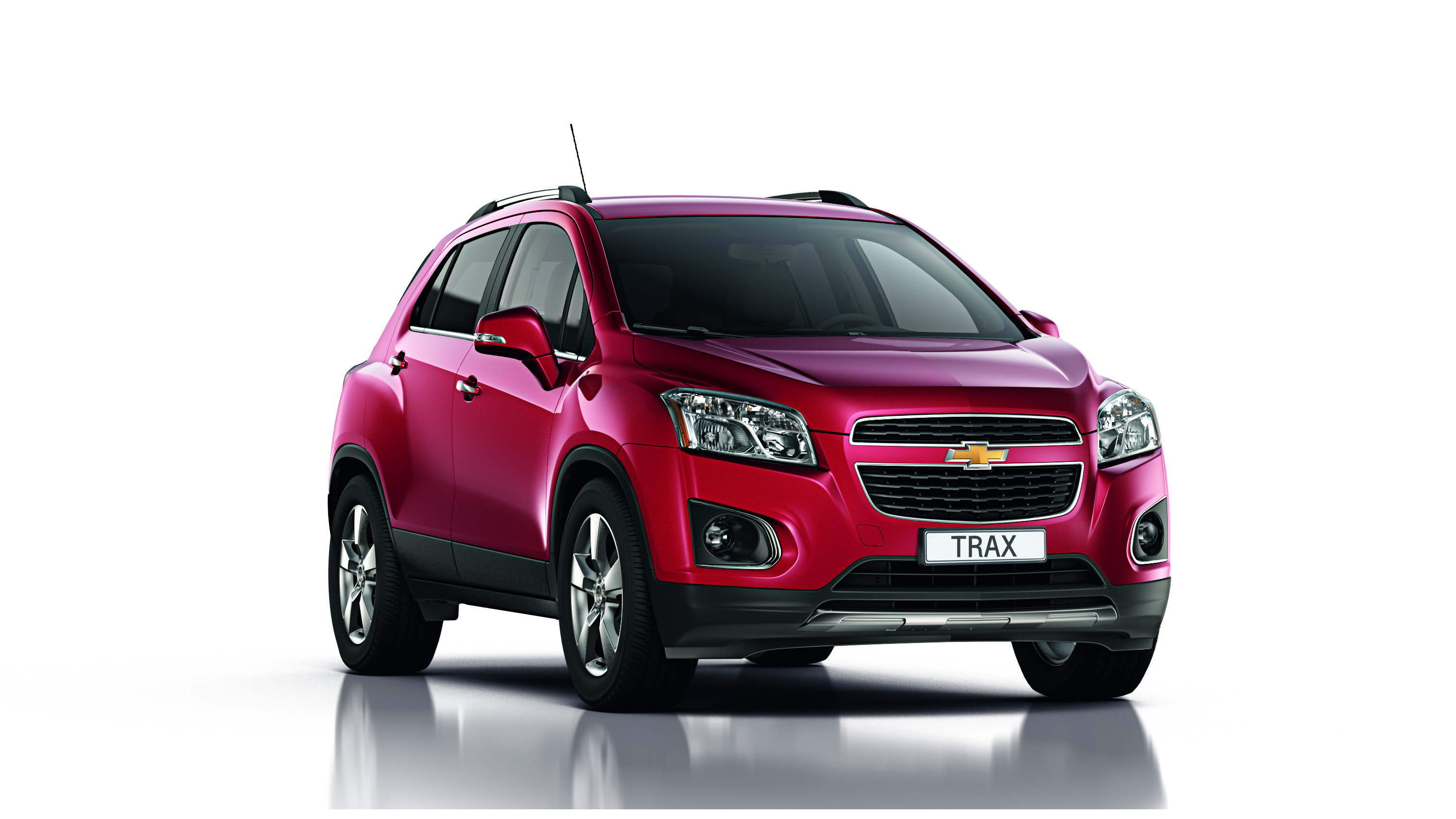 Chevrolet trax mierzy 4248 mm długości, 1766 mm szerokości. Rozstaw osi wynosi 2555 mm. Trax jest bliźniakiem nowego opla mokka, który właśnie debiutuje w polskich salonach sprzedaży. Na pokładzie samochód zmieści pięciu pasażerów. Skąd moc? Chevrolet zaoferuje kierowcom turbodoładowany silnik benzynowy 1,4, wolnossący silnik benzynowy 1,6 oraz turbodiesla 1,7