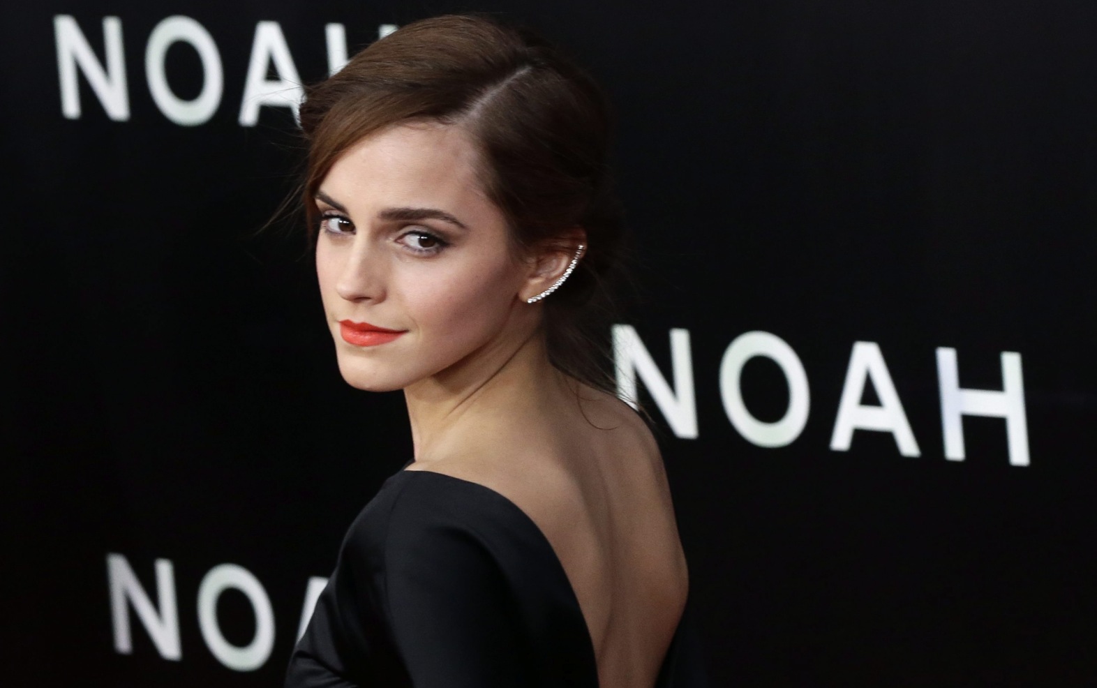 Emma Watson: Szczerze mówiąc, tak. Nie miałam najmniejszego pojęcia, jak będą wyglądać efekty specjalne. Darren jest zresztą znany ze swojego podejścia do montażu. To bardzo ciekawe, co robi z filmem, kiedy już zakończą się zdjęcia. Zabawne, bo trailer i gatunek od razu złudnie nakierunkowują oczekiwania widza. Myślisz sobie: