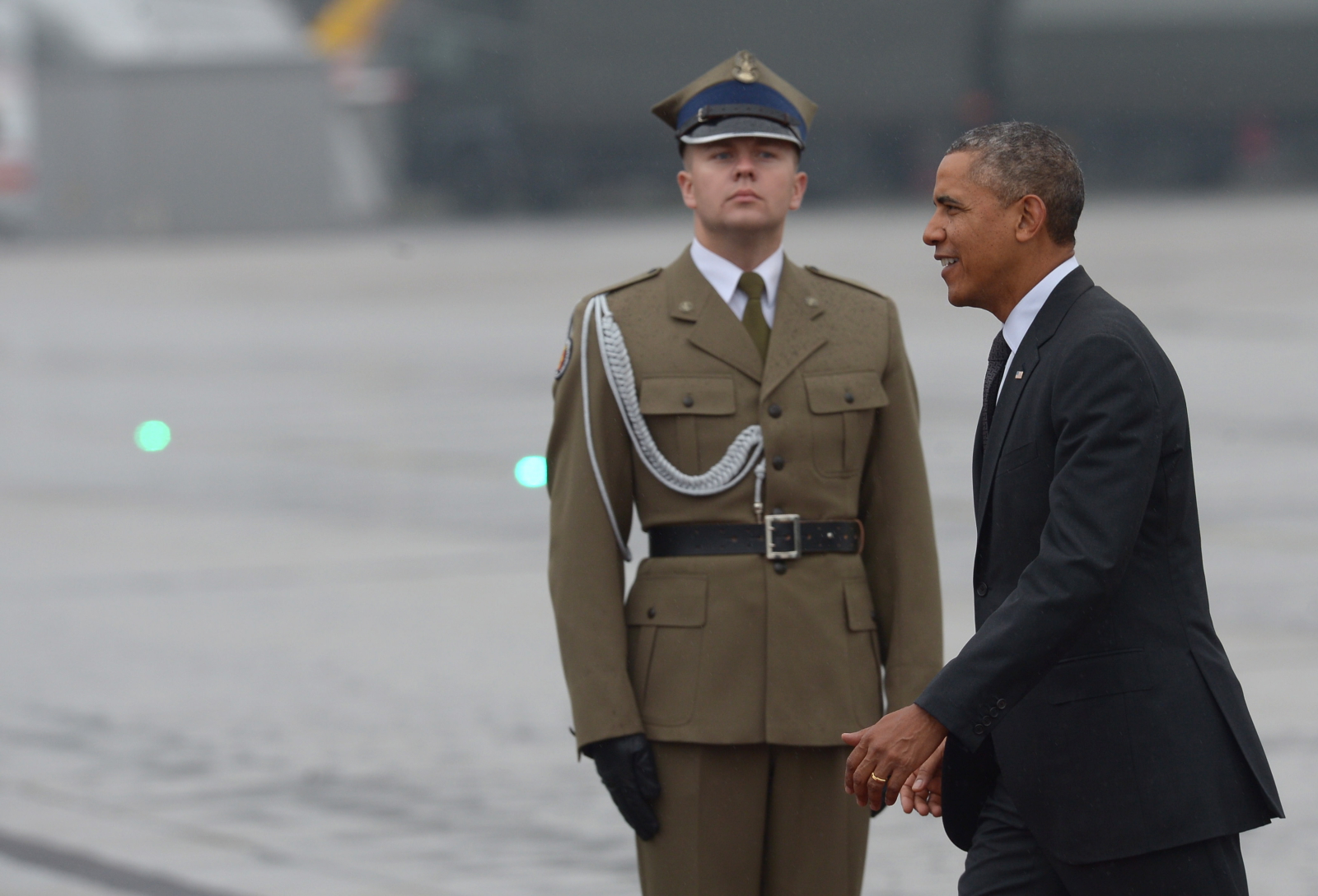 Barack Obama zapewnia o amerykańskim zaangażowaniu w polskie bezpieczeństwo i zapowiada konkretne decyzje kwestii zaangażowania NATO w naszym regionie. Prezydent USA tuż po wylądowaniu na warszawskim lotnisku wojskowym podkreślał wagę Polski jako jednego z największych sojuszników jego kraju na świecie