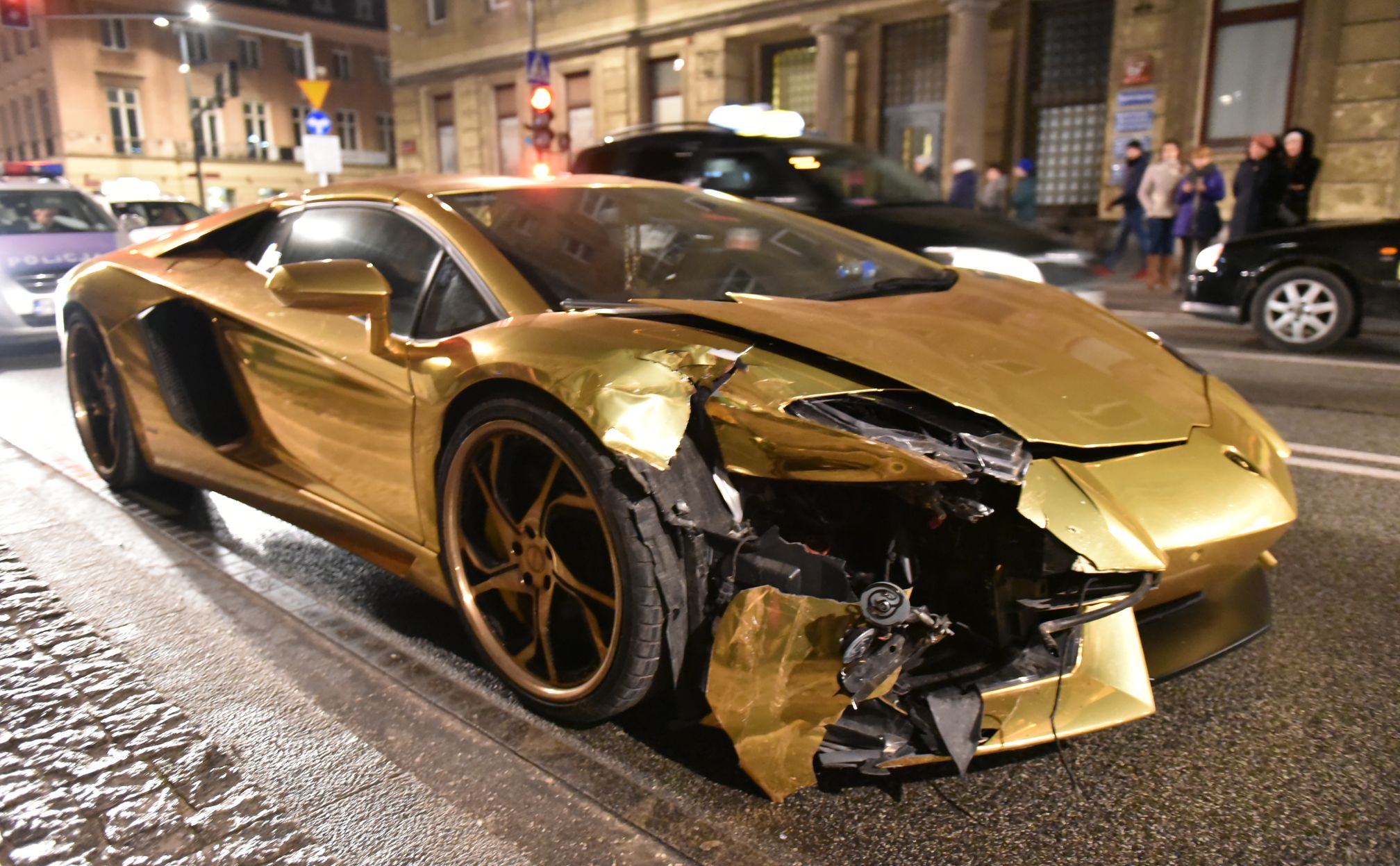 Sercem auta jest 700-konny 12-cylindrowy silnik o pojemności 6,5 l. Przyspieszenie od 0 do 100 km/h trwa 2,9 sekundy, a prędkość maksymalna to 350 km/h.