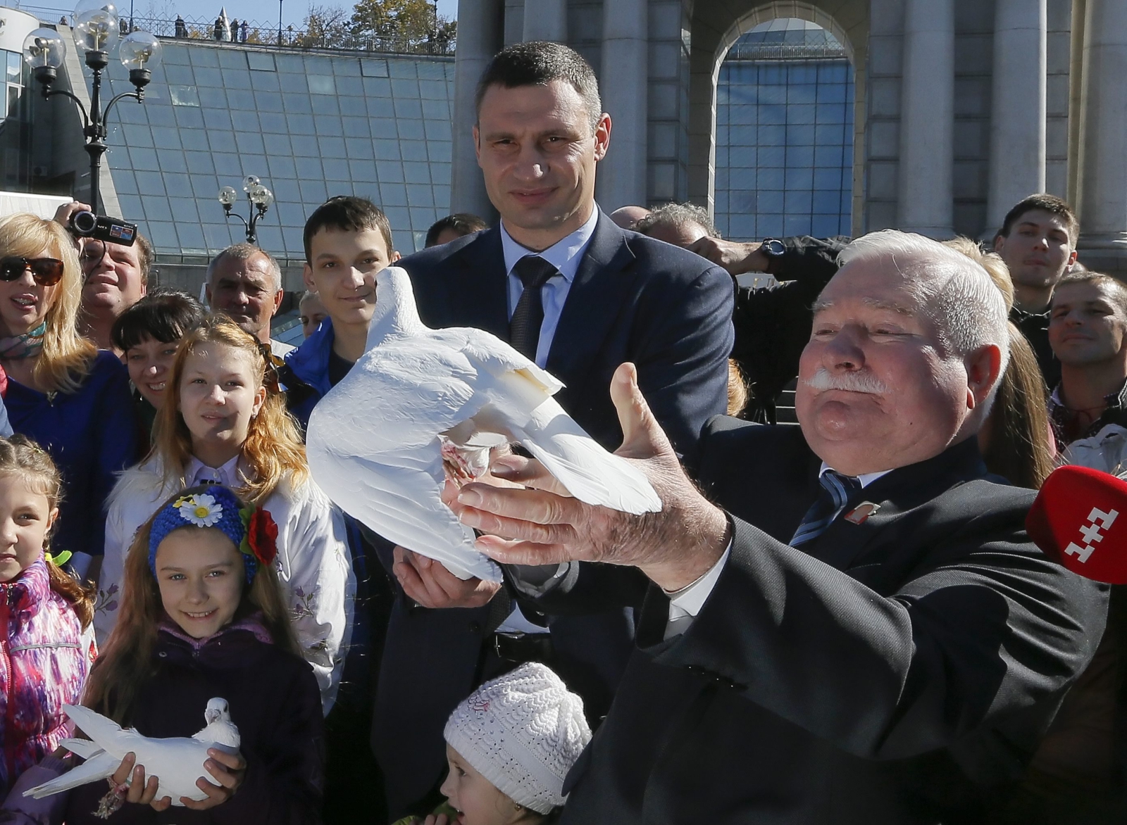 Na Majdanie Niezależności, gdzie studenci, którzy jako pierwsi wyszli na pokojowy protest w listopadzie 2013 roku, zostali brutalnie rozpędzeni przez milicję i Berkut, Lech Wałęsa i Witalij Kliczko wypuścili w niebo białe gołębie- symbol pokoju.