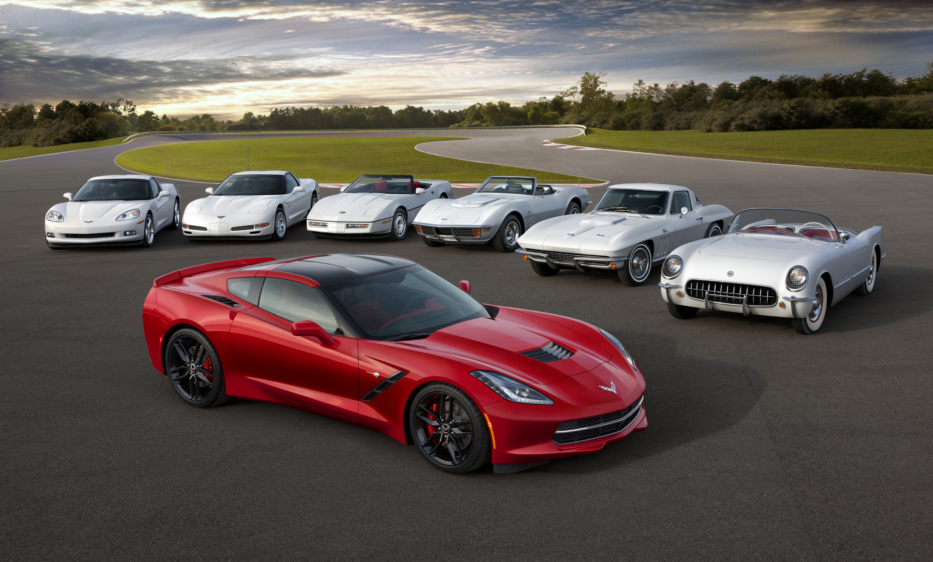 Źródłem napędu jest silnik V8 LT1 o pojemności 6,2 l współpracujący z siedmiobiegową przekładnią manualną. Osiągi? Chevrolet corvette stingray 2014 wyposażony w sportowy układ wydechowy rozwija 460 KM mocy przy 6000 obr./min oraz 630 Nm maksymalnego momentu obrotowego przy 4600 obr./min. Zdaniem twórców, jest to najmocniejsze seryjne wcielenie corvette w historii. Auto od 0 do 96 km/h przyspiesza czasie poniżej czterech sekund.