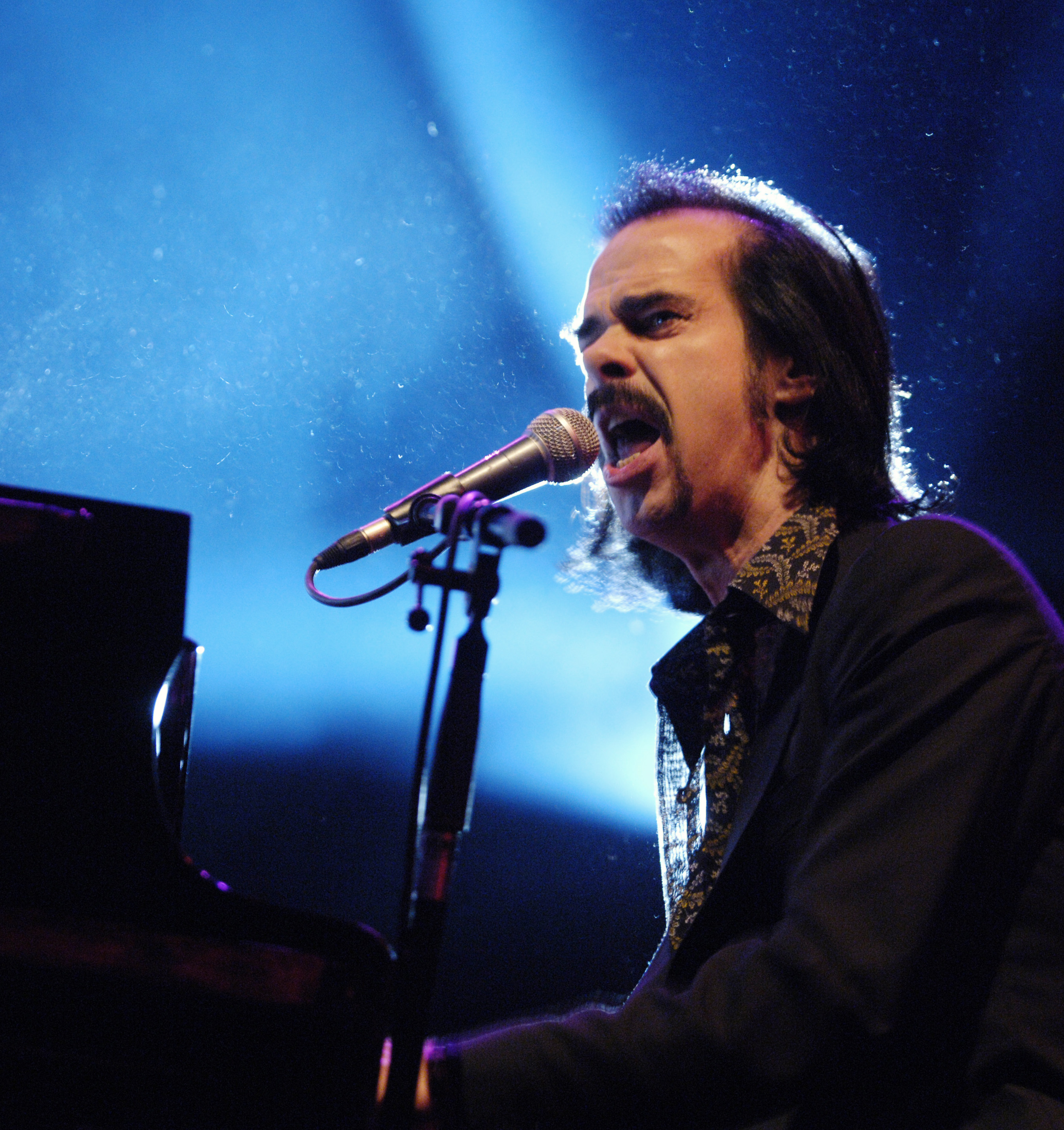 Nick Cave podczas koncertu w Pradze w 2006 roku