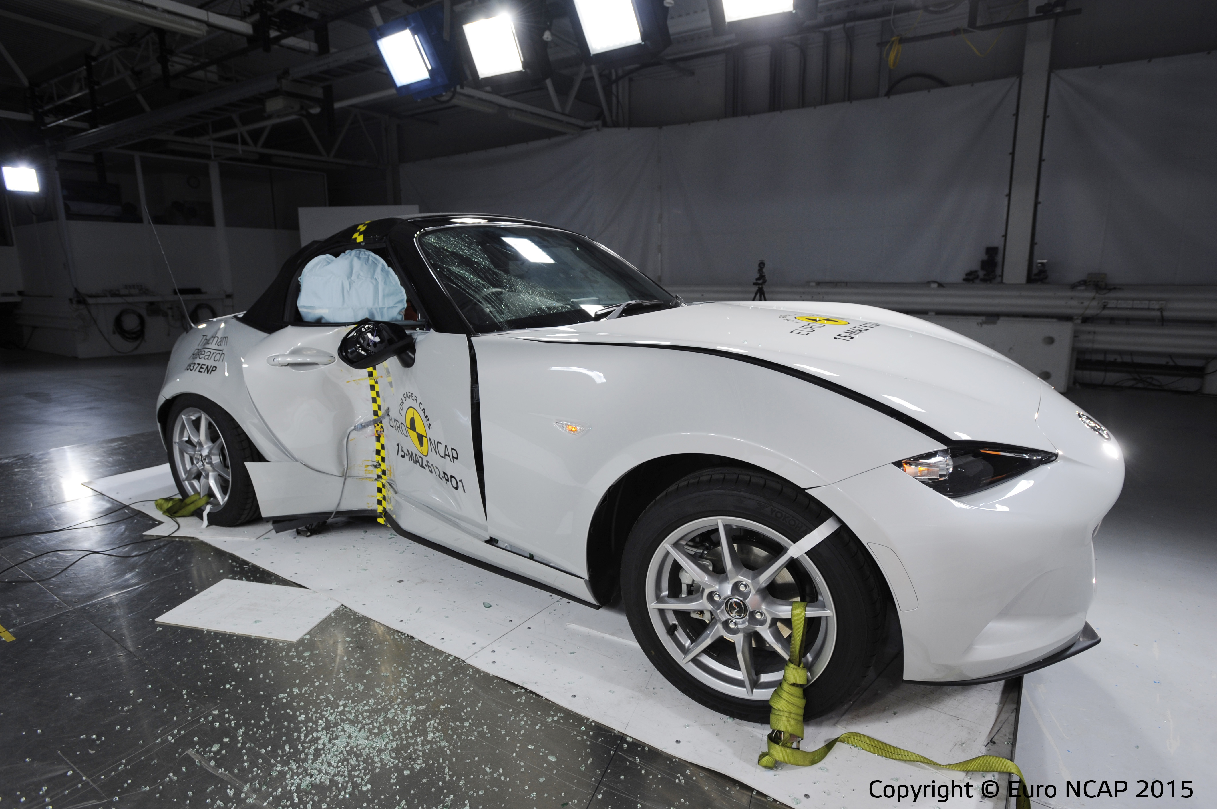 Mazda MX-5 mimo wysokich notowań w trzech kategoriach nie zdobyła najwyższego pięciogwiazdkowego wyniku. Zdaniem specjalistów z Euro NCAP przyczynił się do tego niezbyt bogaty wachlarz dodatkowych systemów wspomagających bezpieczeństwo - w tej kategorii przyznano japońskiemu roadsterowi tylko 64 proc.