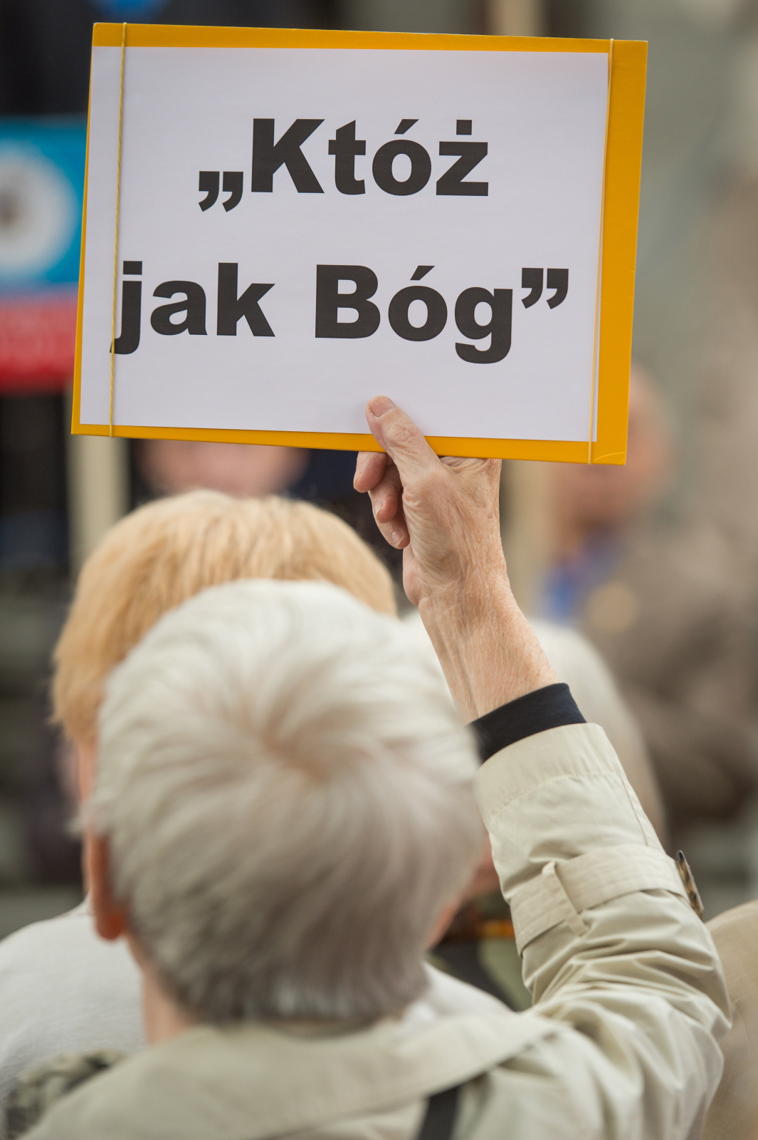 Protest środowisk narodowo - prawicowych przed Teatrem Polskim w Bydgoszczy, gdzie 27 bm. odbędzie się pokaz filmowy rejestracji spektaklu