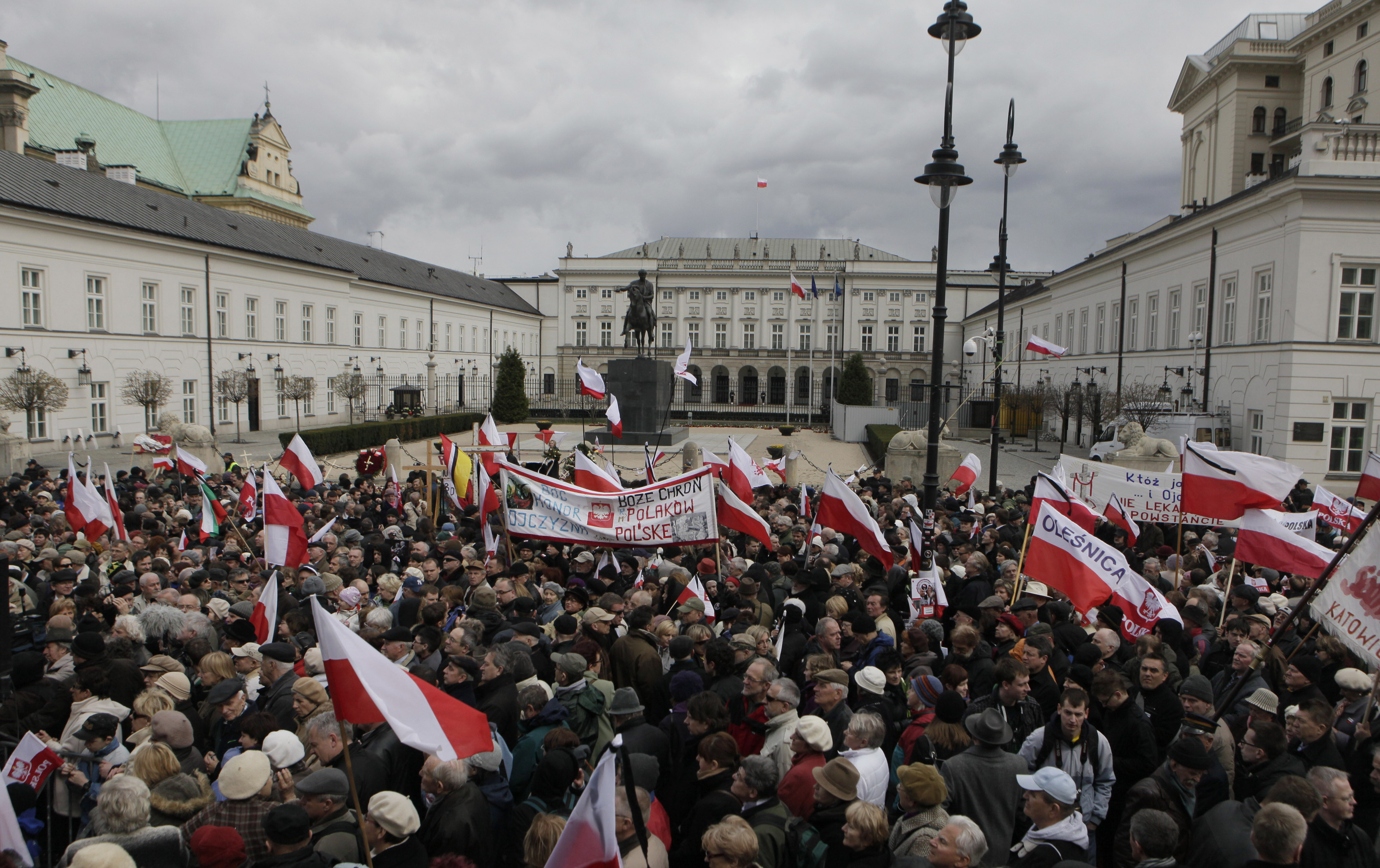 Uroczystości smoleńskie przed Pałacem Prezydenckim