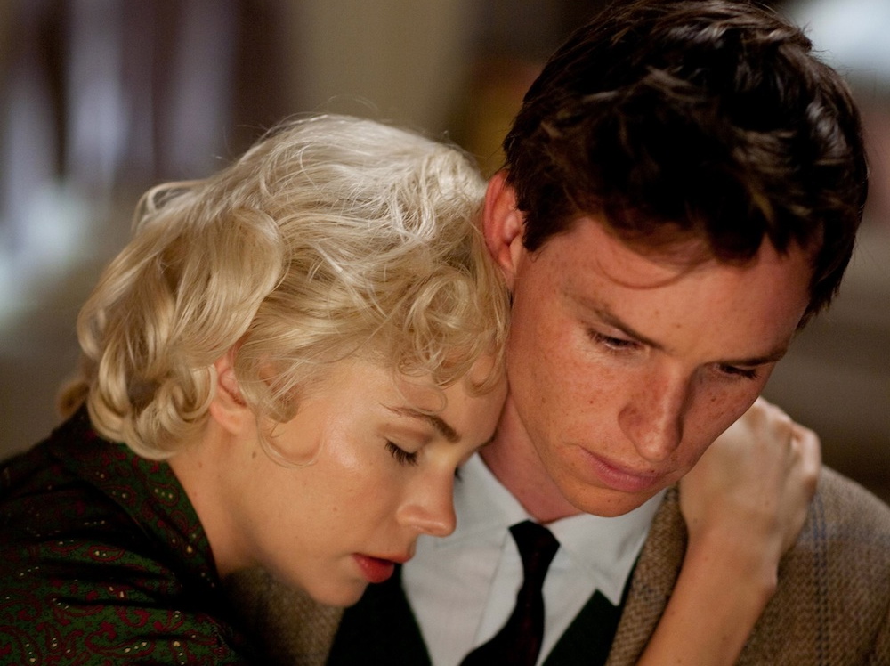 ...i zakochanym w niej młodym i naiwnym trzecim asystencie reżysera (Eddie Redmayne)