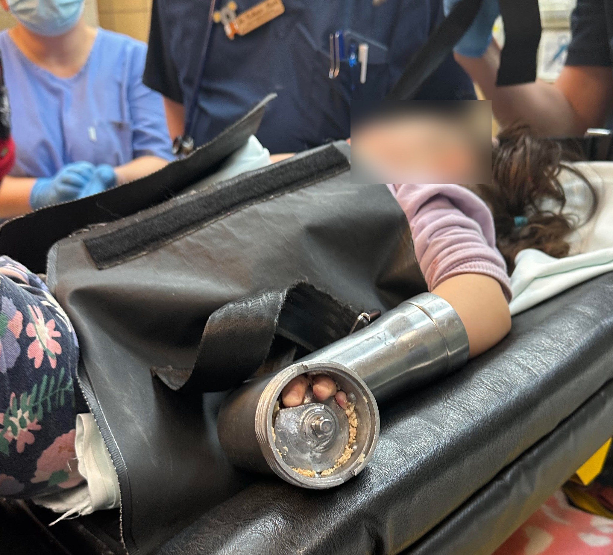 Csodás megmenekülés - Hazatért a darálóba szorult kislány, megszólalt a családja