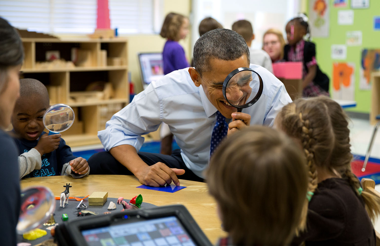 14 lutego 2013 roku, Decatur w stanie Georgia. Obama uczestniczy w przedszkolnych zajęciach o szkle powiększającym