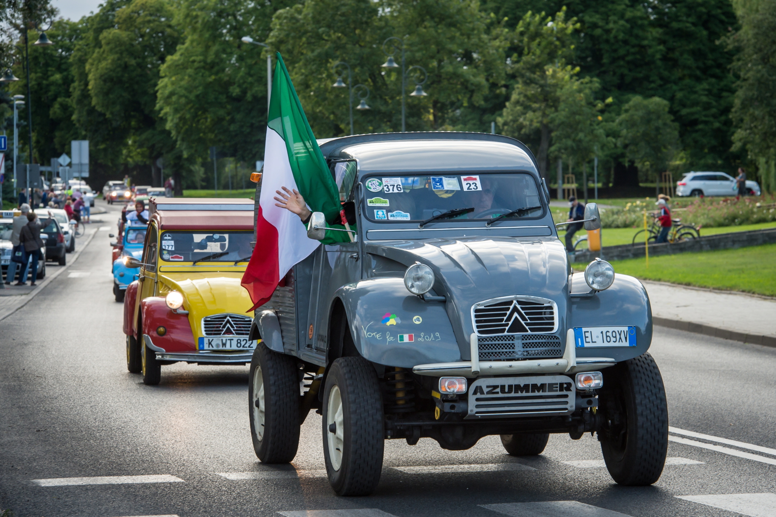 Prace nad legendarną dziś kaczką zaczęły się jeszcze przed II wojną światową. Dyrektor generalny Citroëna chciał samochodu, który zapewniałby wygodny i ekonomiczny transport czterech osób i bagażu, a jego budowa byłaby prosta i niezawodna jednocześnie. Tak powstała koncepcja