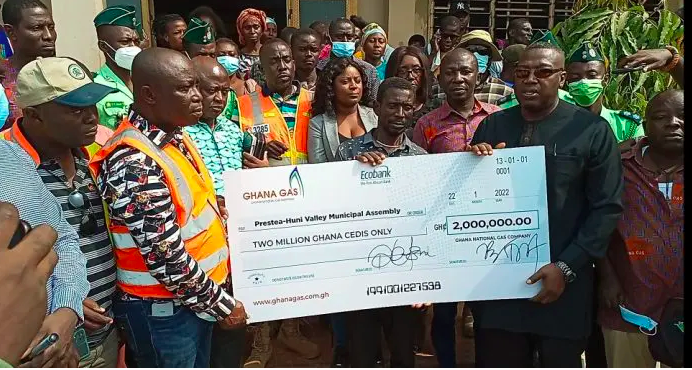 Appiatse explosion victims receive GH¢2m cheque from Ghana Gas