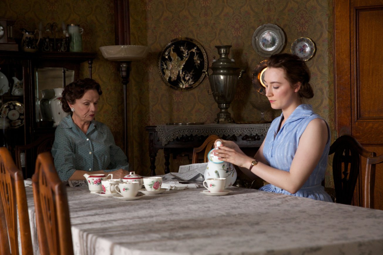 Julie Walters i Saoirse Ronan w filmie